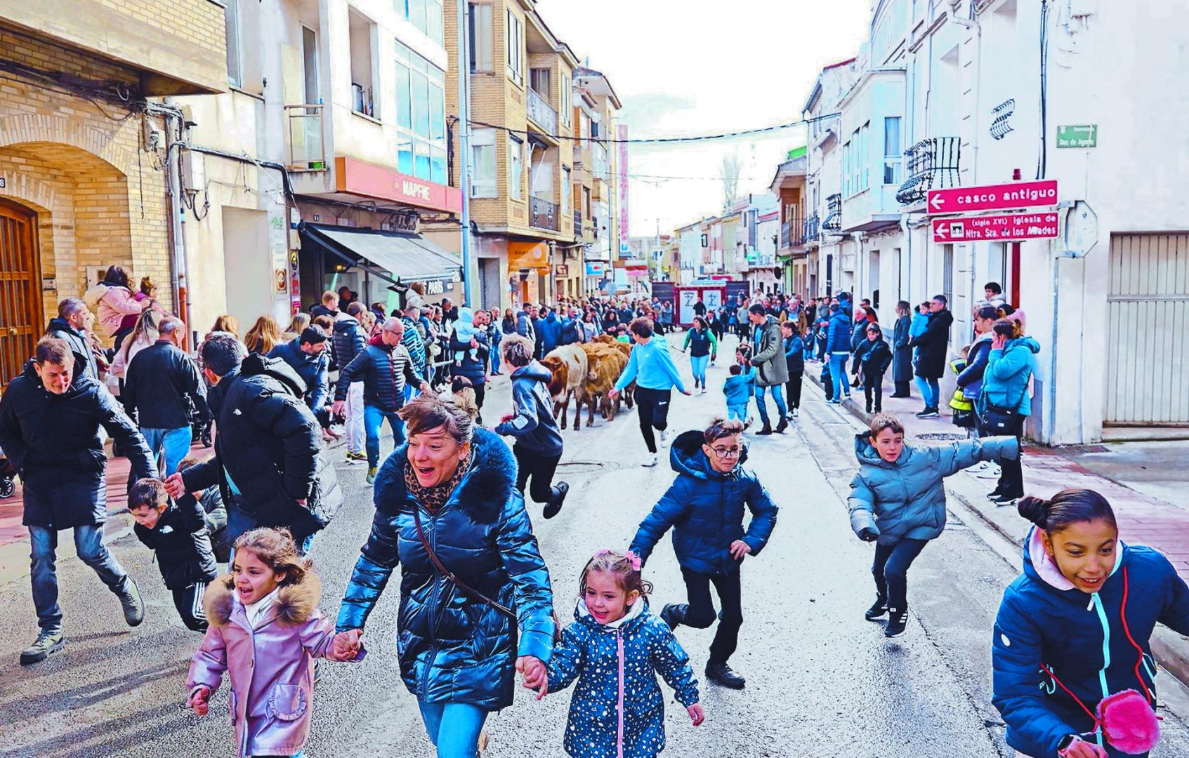 Niños y niñas disfrutaron, algunos de la mano de sus mayores, corriendo delante de las vaquillas