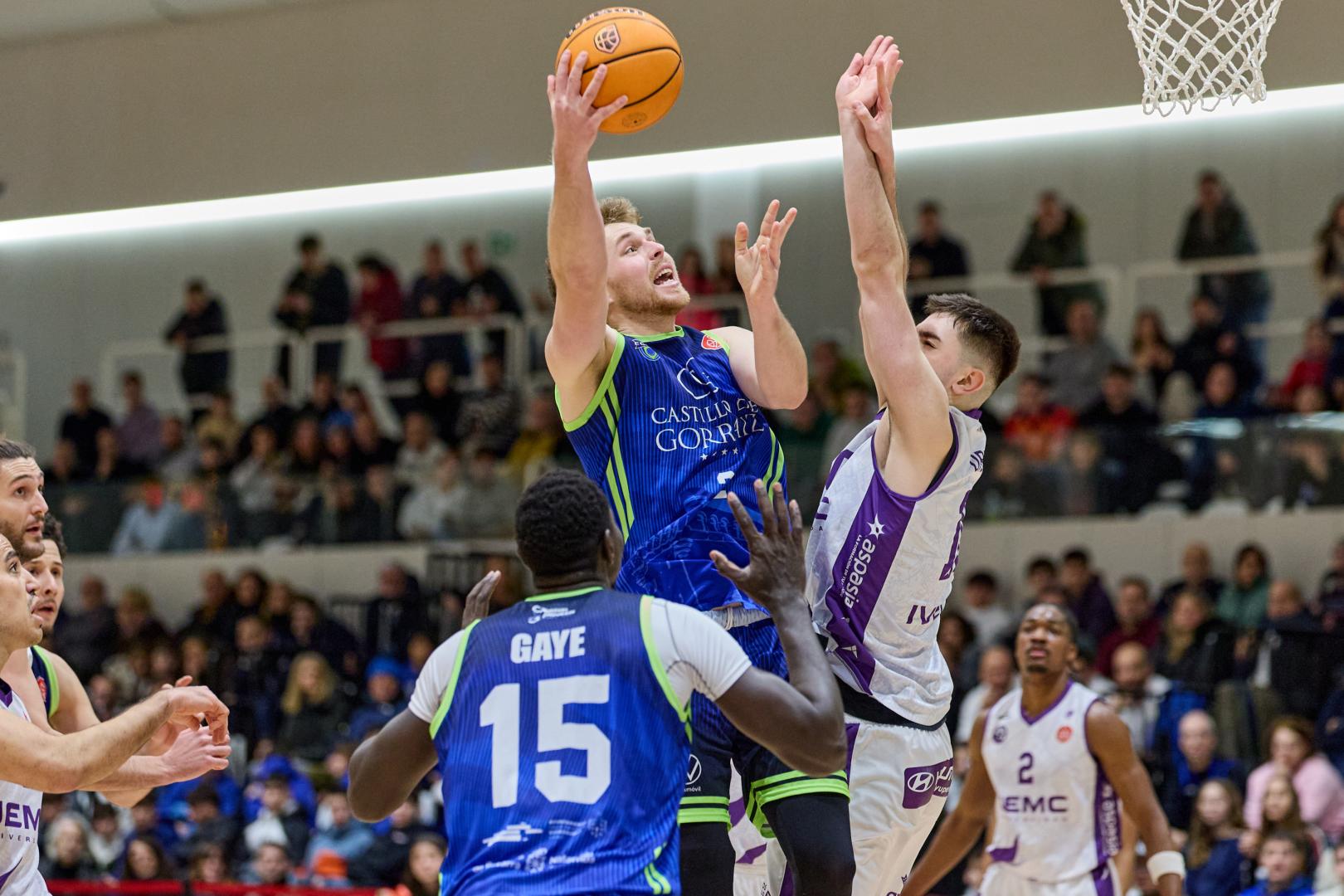 Jaxon Knotek (25) ante la defensa del navarro Iñaki Ordóñez, máximo anotador del Valladolid (17)