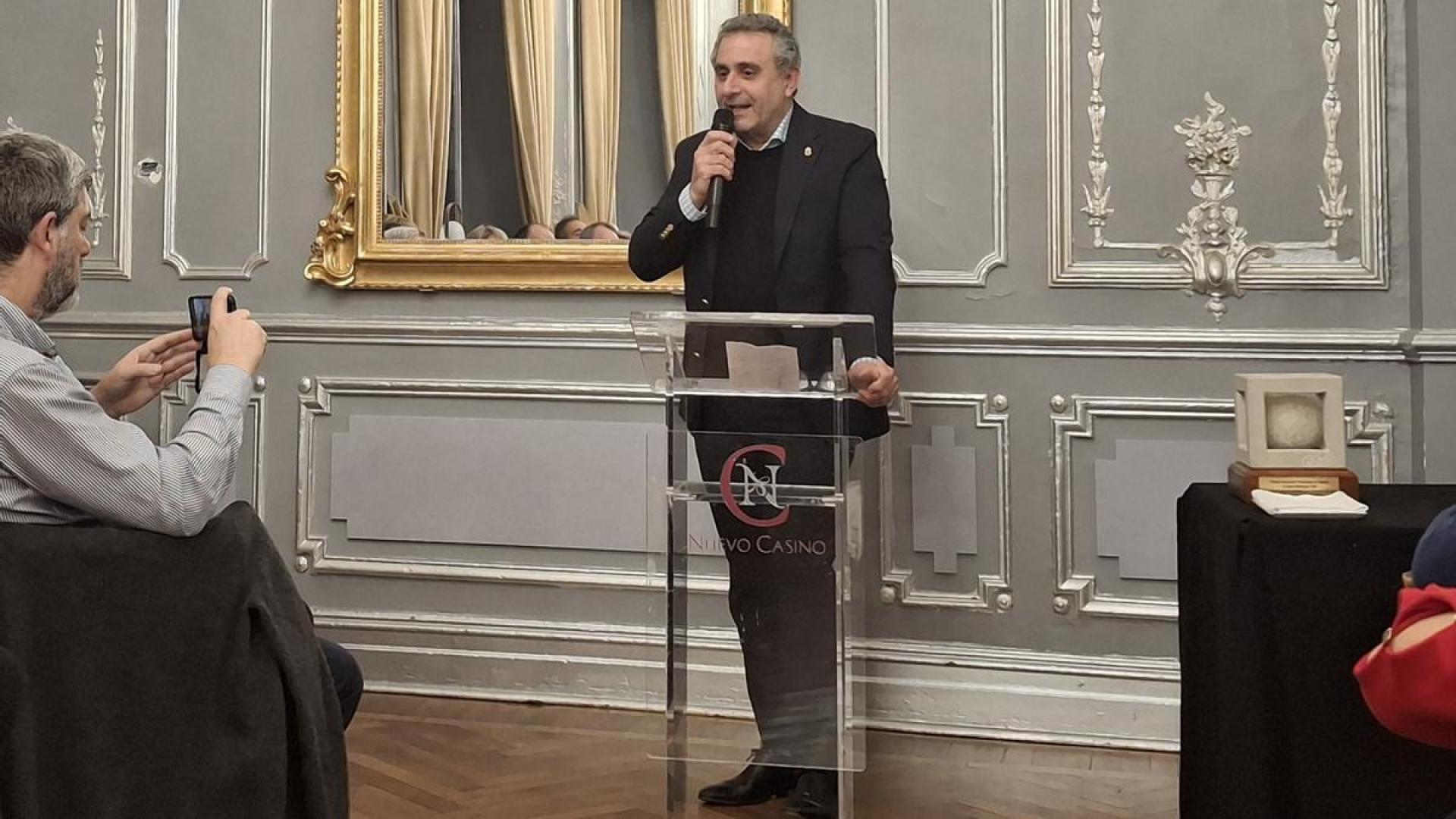 Carlos Rodríguez Félix, al recibir su premio por la Asociación de Periodistas de Navarra