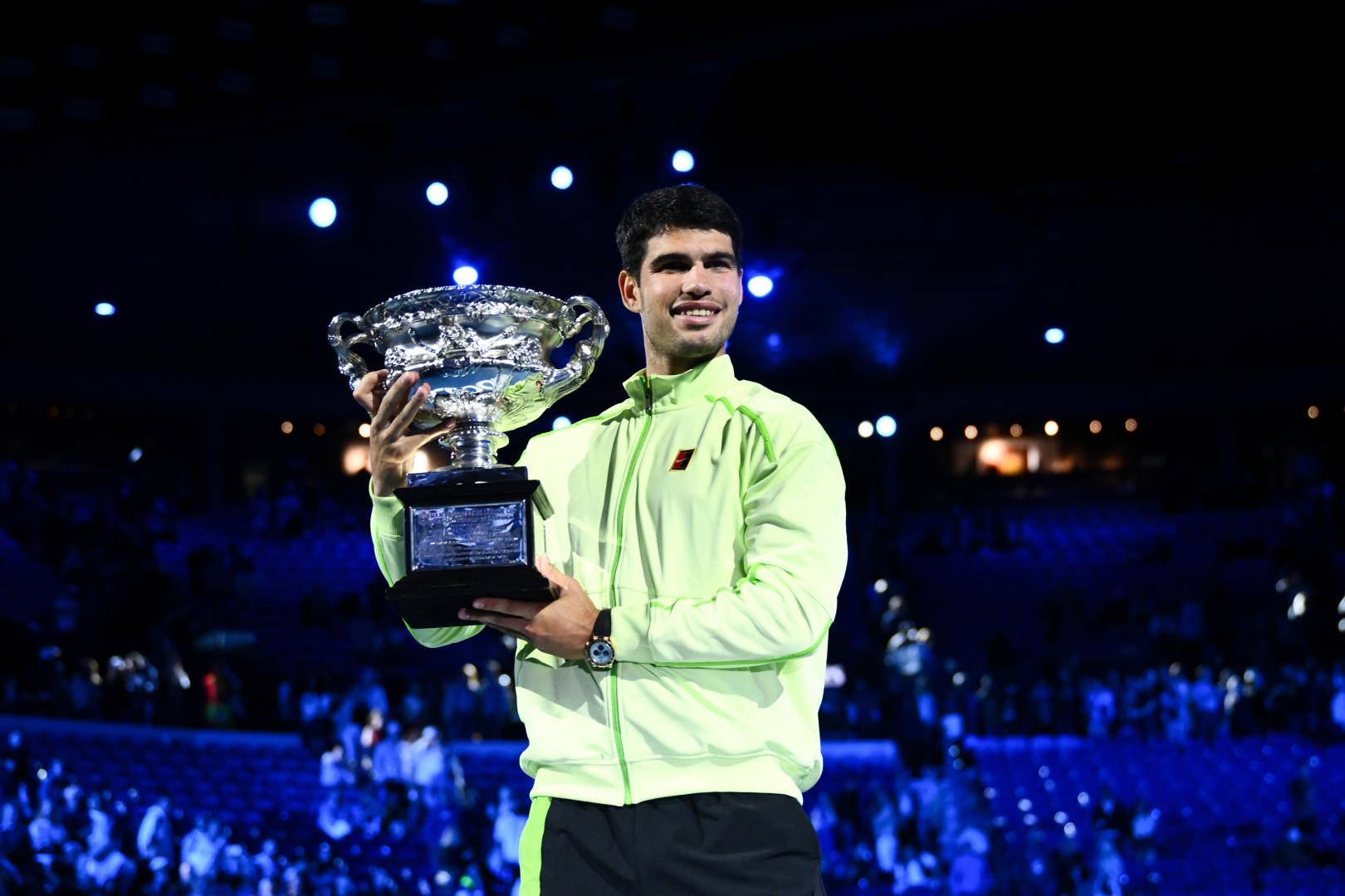 Carlos Alcaraz posa con el trofeo del Abierto de Australia tras vencer en la final a Novak Djokovic