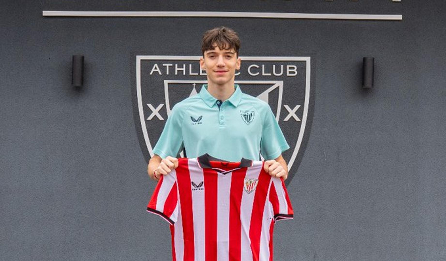 Efe Korkut posa con la camiseta del Athletic.