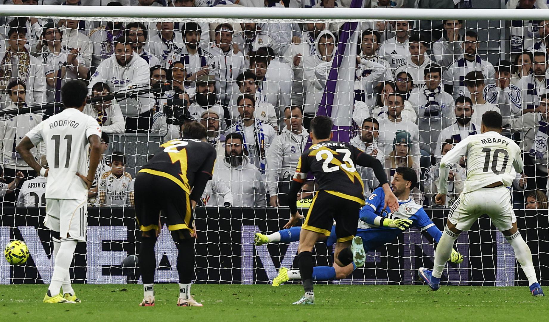 El delantero del Real Madrid Kylian Mbappé marca el 2-1 desde los once metros en el tiempo de descuento