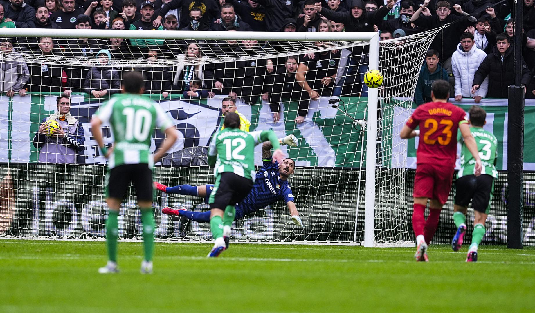El meta del Betis Alvaro Valles despeja el penalti lanzado por Pepelu durante el encuentro