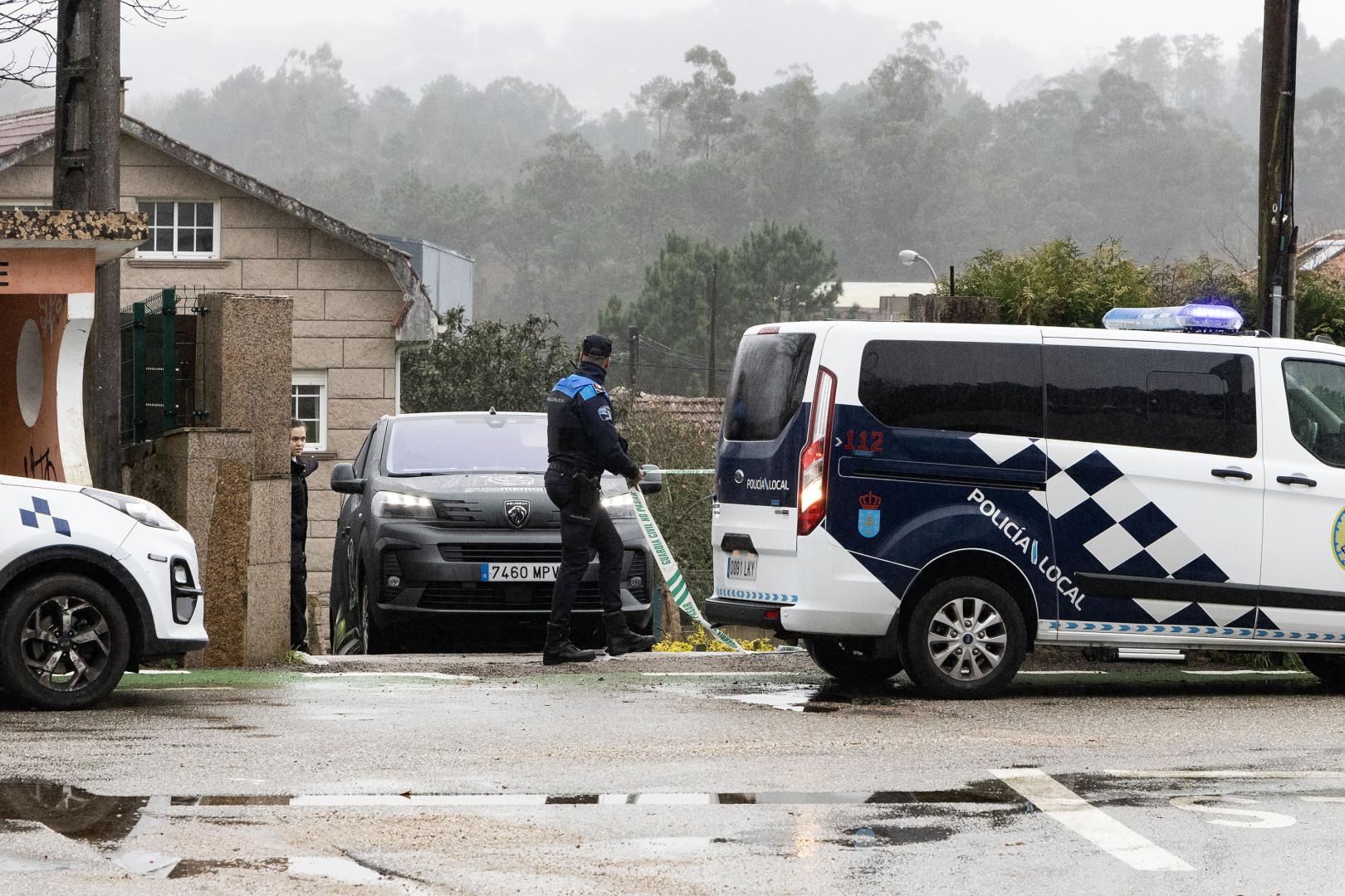 La Guardia Civil, en el lugar donde una mujer ha sido asesinada en Mos (Pontevedra) presuntamente por su pareja, un hombre de 57 años a quien busca la Guardia Civil como supuesto autor del crimen.
