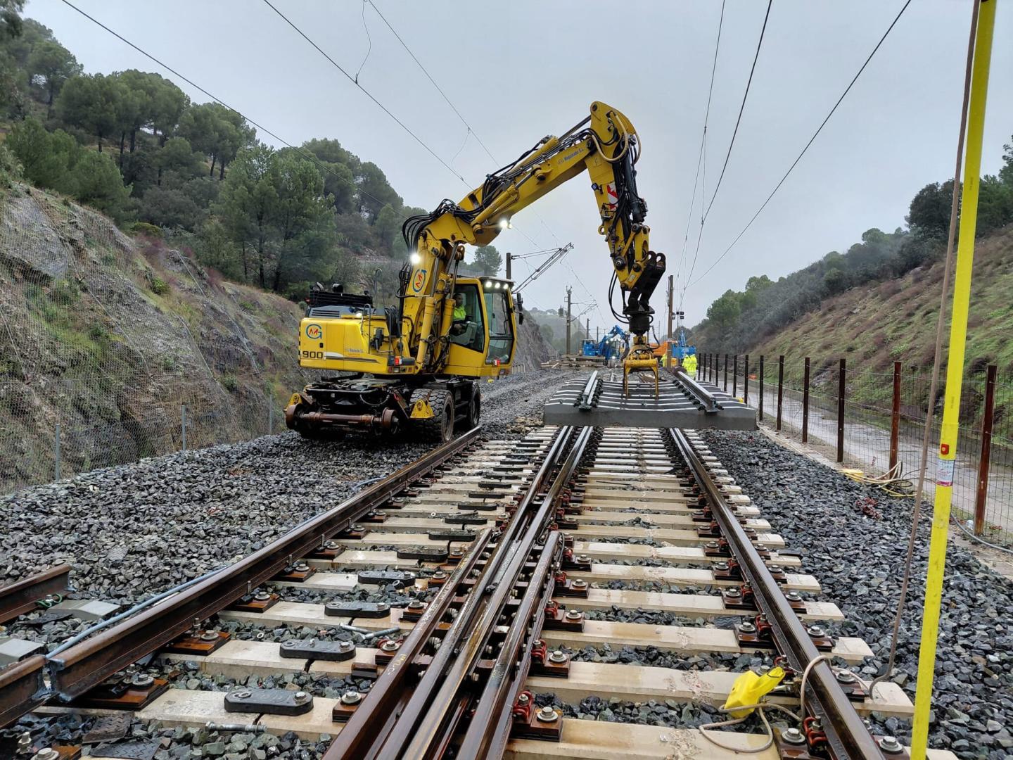Una veintena de vehículos y cerca de 40 técnicos de Adif trabajan en la reparación de la vía del tren a su paso por el término municipal cordobés de Adamuz.