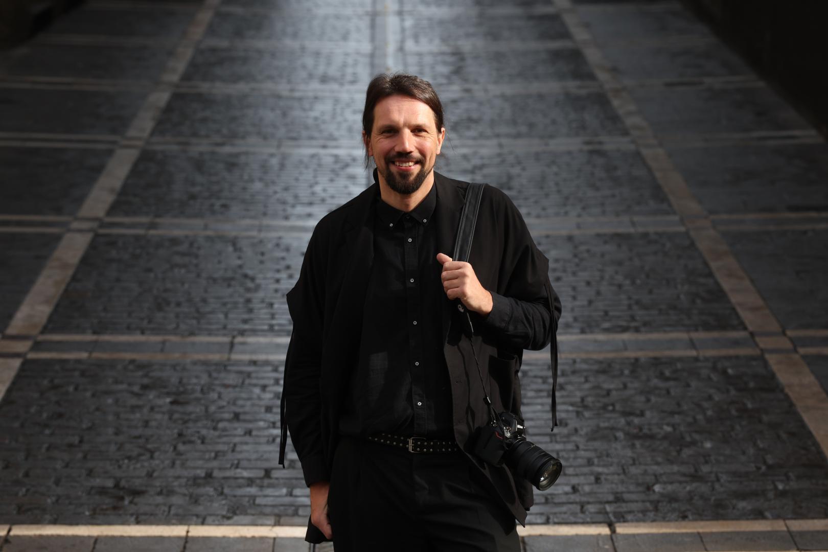 El fotógrafo polaco Marcin Ryzcek , en Pamplona.