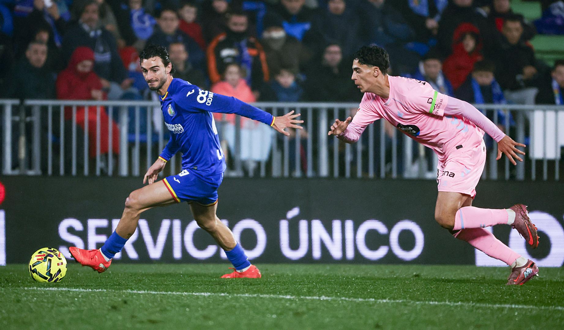 El defensa del Getafe, Juan Iglesias (izda.), con el balón ante el centrocampista noruego del Celta, Jones El Abdellaou