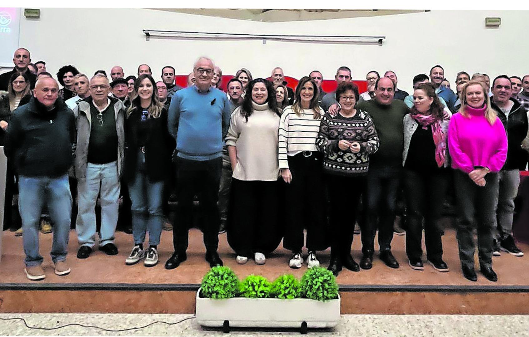Foto de familia de los afiliados de UGT que han cumplido 25 años en el sindicato, durante el homenaje  que tuvo lugar en la sede de Pamplona