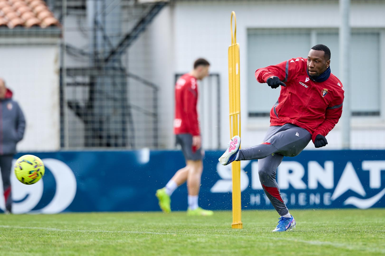 Sheraldo Becker arma el disparo en el entrenamiento de este domingo