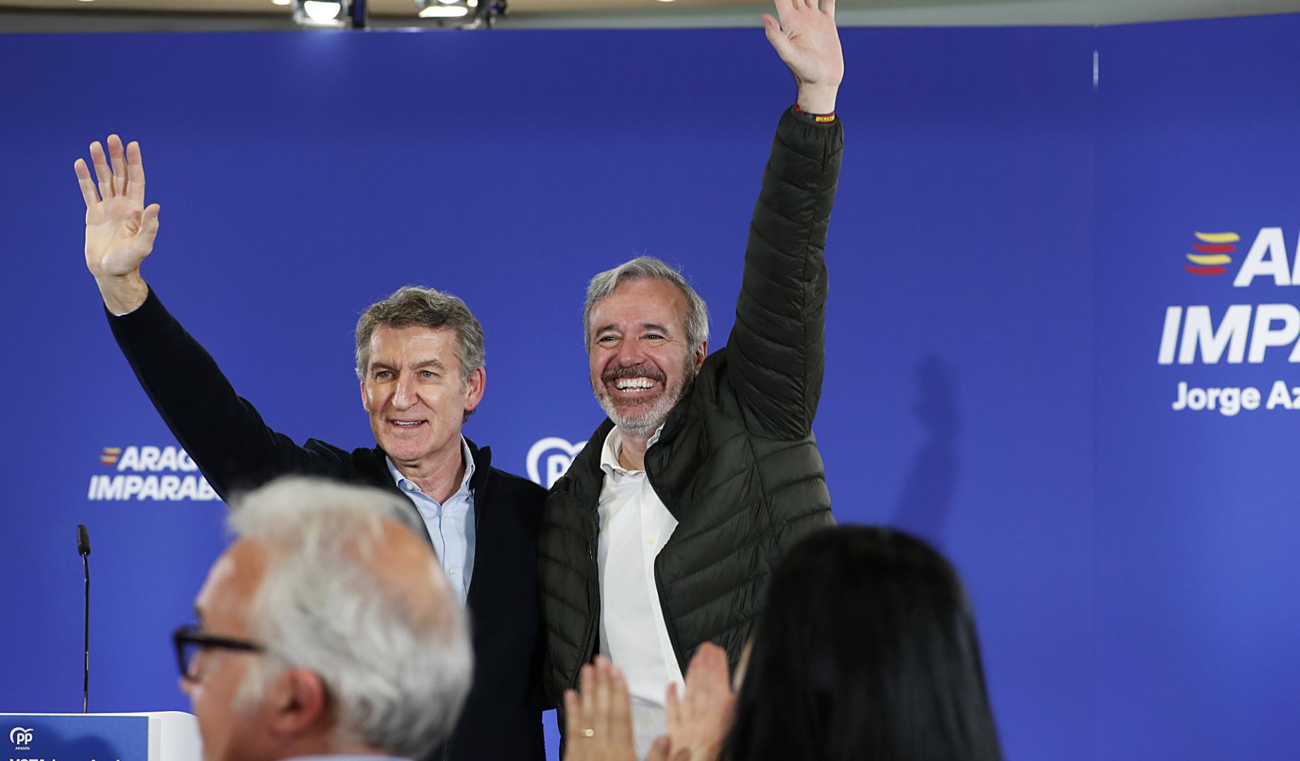 El presidente del PP, Alberto Núñez Feijóo, junto al candidato popular a la presidencia de Aragón, Jorge Azcón, durante un acto electoral en Calatayud
