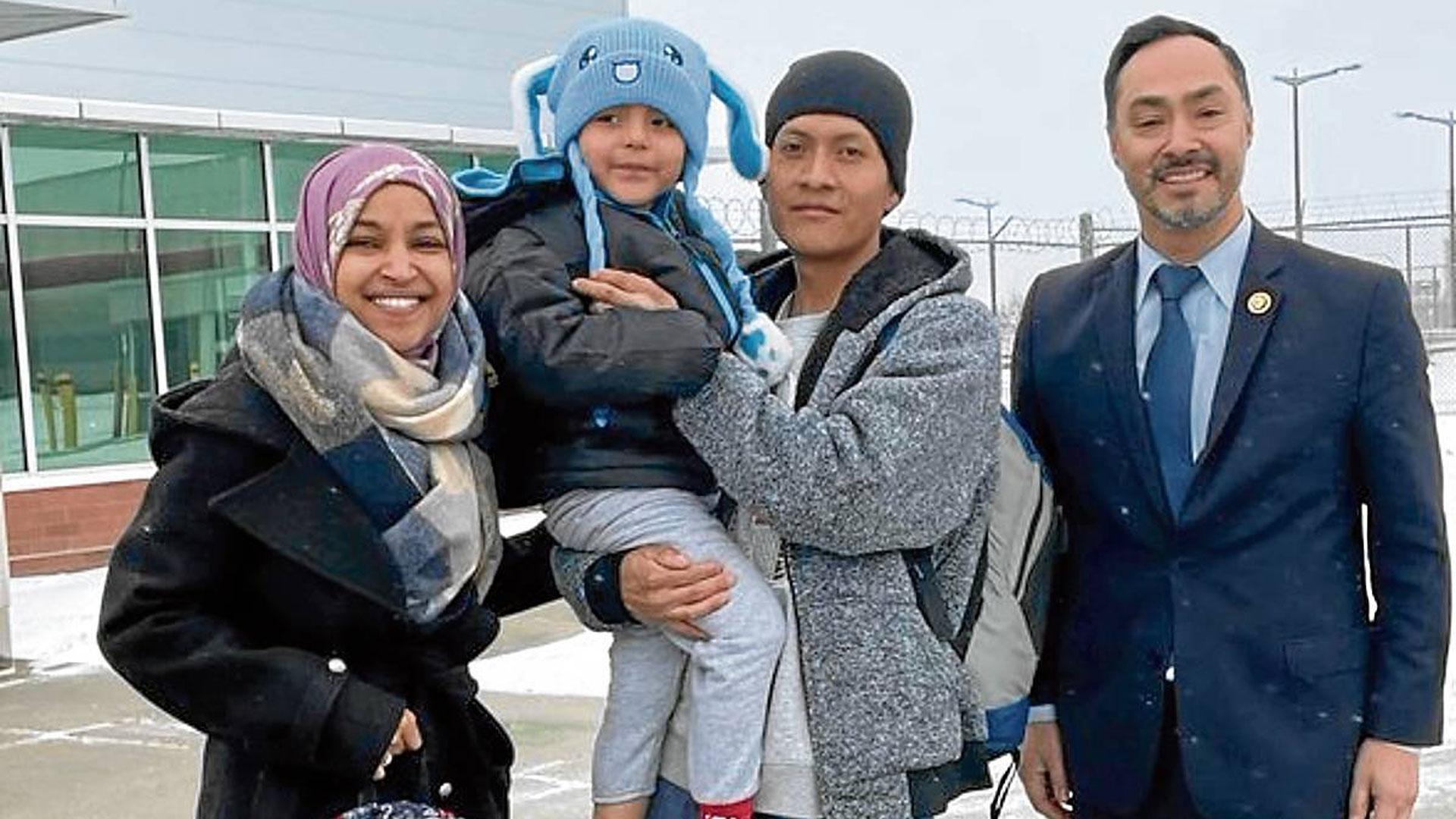 La familia del pequeño Liam tras el reencuentro después de estar internado desde el 22 de enero, junto a su padre, en un centro de reclusión de Texas