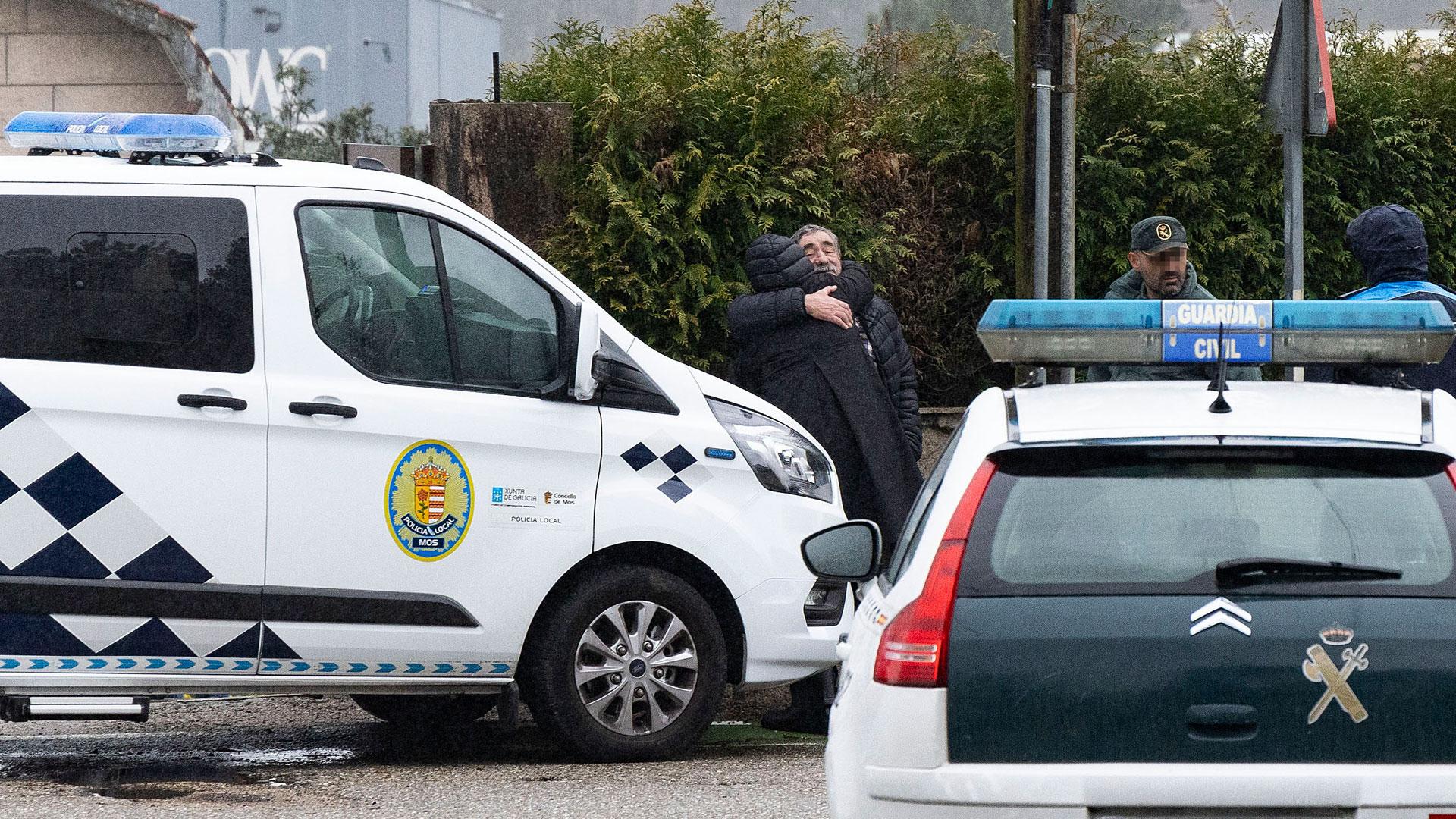 Agentes de la Guardia Civil y de la Policía Local de Mos (Pontevedra) en el lugar en el que una mujer de 52 años ha sido asesinada este domingo, presuntamente por su pareja
