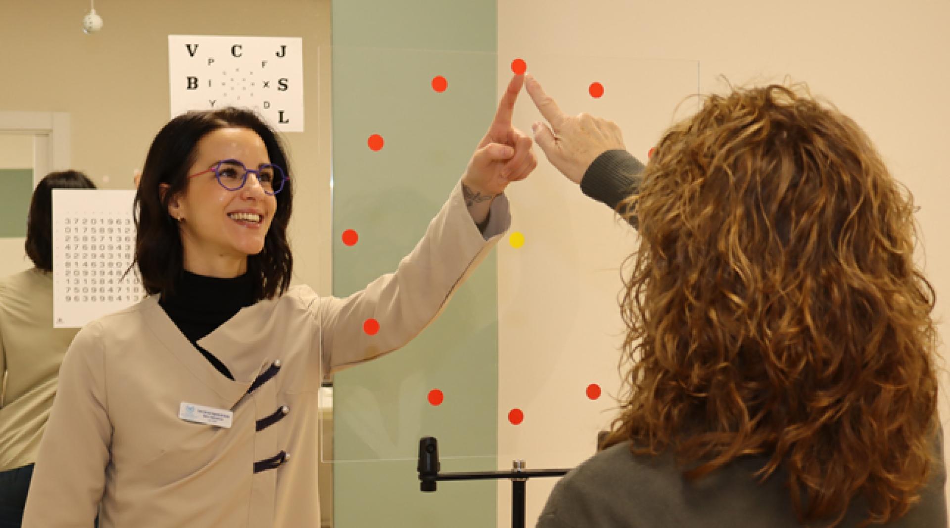 Leyre Serrano, titulada en Óptica y Optometría, en unos ejercicios de terapia visual en Visual Eyes