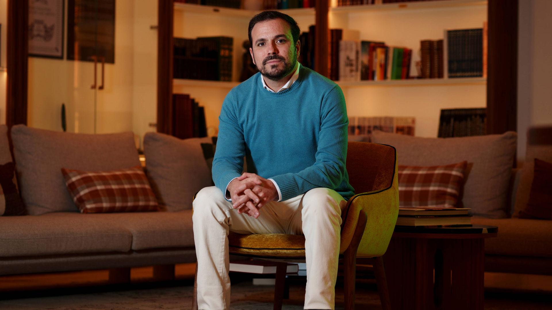 Alberto Garzón posa para esta entrevista en un céntrico hotel de Madrid