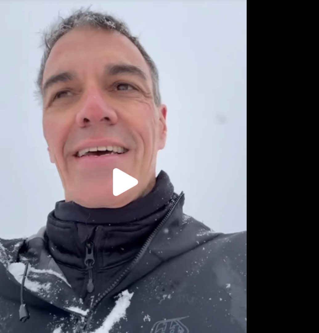 Pedro Sánchez, caminando por la nieve, en un video de su cuenta de TikTok