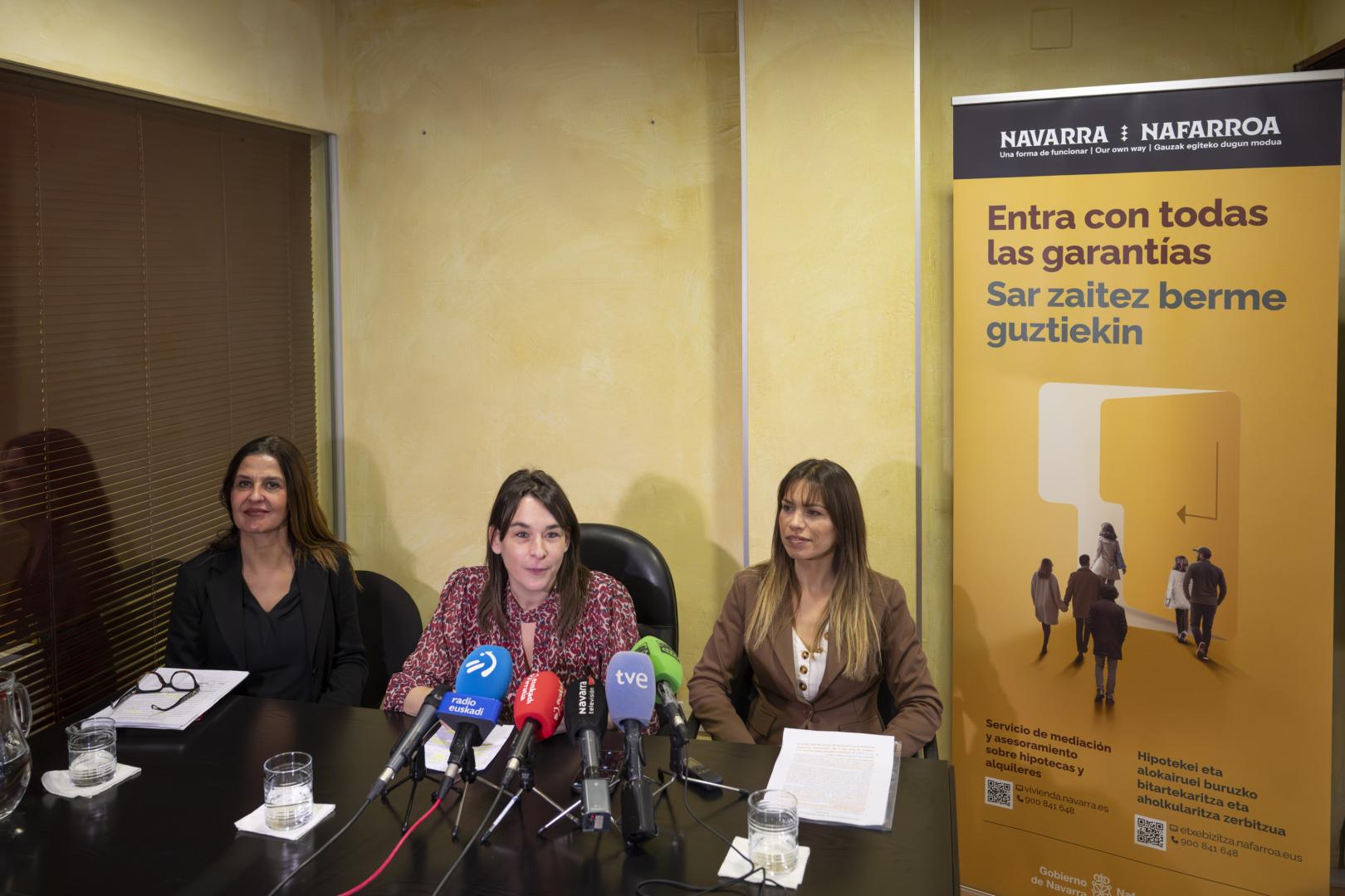 *A: Irati Aizpurua San Román *F: 02-02-26 *T: Presentación del nuevo servico de mediación de alquiler y ejecucipnes hipotecarias. Presentan, Begoña Alfaro, Elga Molina y la directora general de Provivienda Gemma Gallardo. *L: Calle Fuente del Hierro, 23, Pamplona.