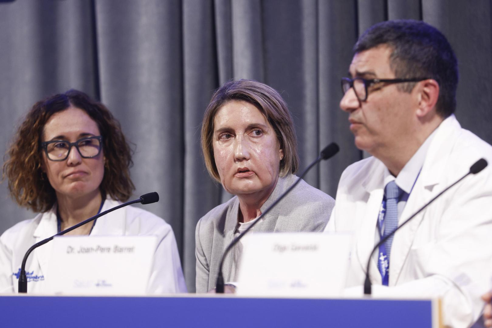 Carmen, la primera paciente en recibir un trasplante de cara de una donante que recibió una eutanasia, junto al jefe del servicio de Cirugía Plástica y Quemados del Hospital Universitario Vall d'Hebron, Joan-Pere Barret, y la directora asistencial del centro, Maria José Abadias, durante la rueda de prensa
