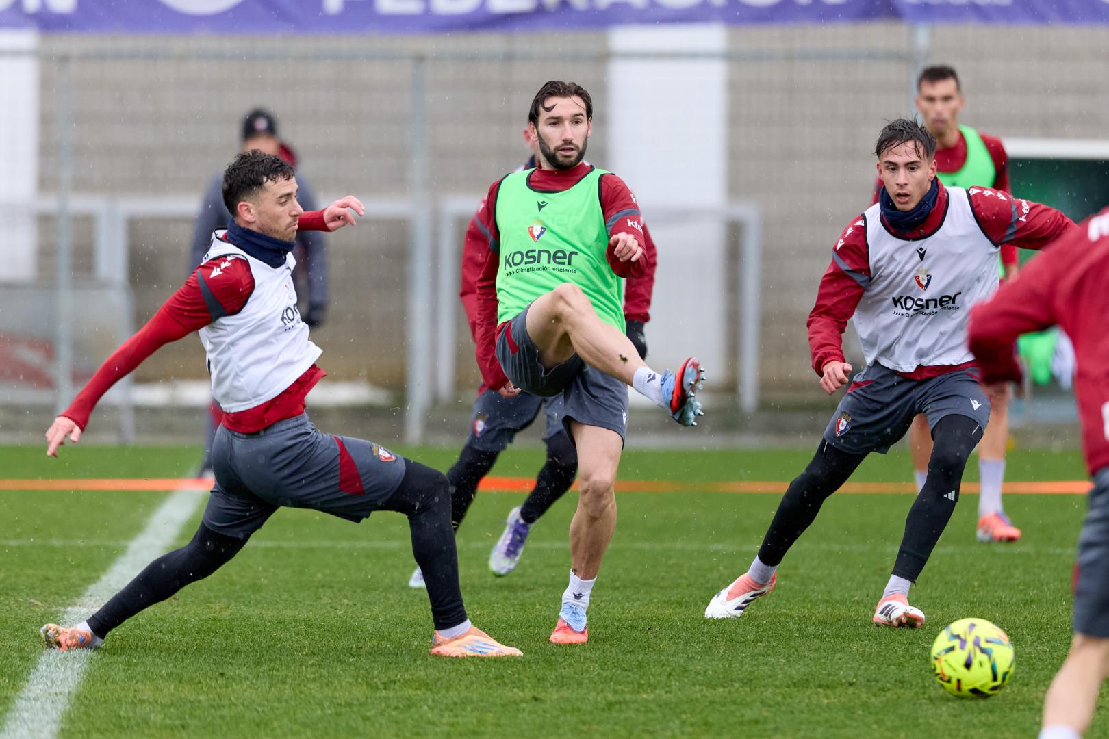 Aimar Bonel, a la derecha, junto a Moncayola y Barja esta temporada