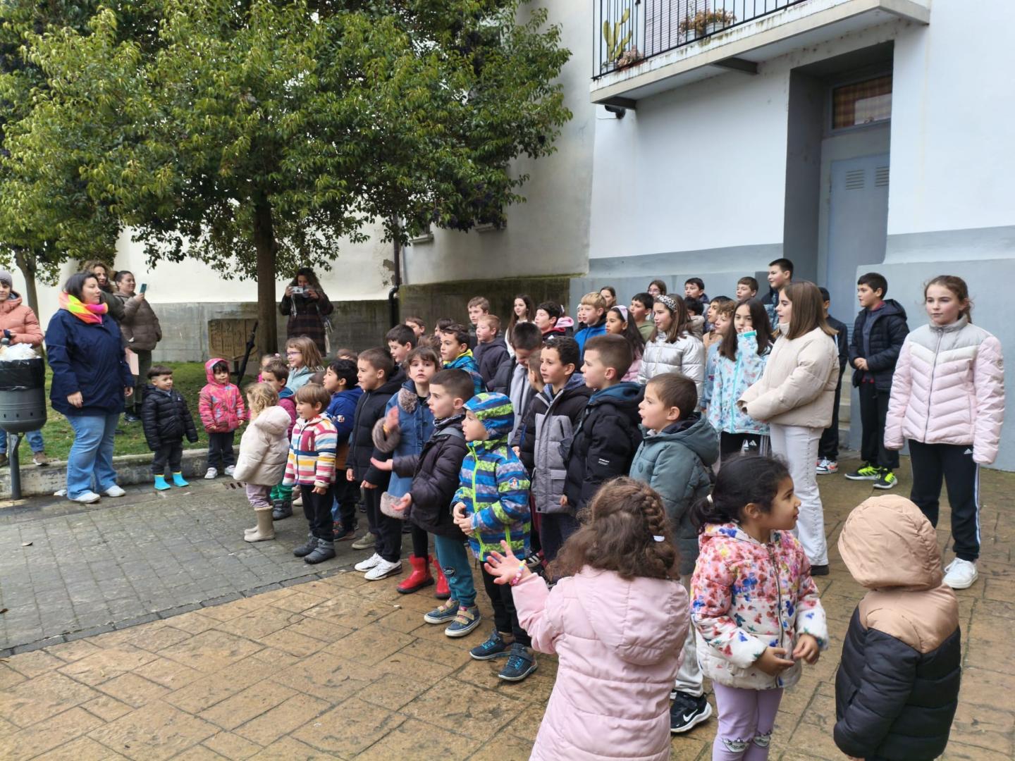 Actuación del alumnado del colegio San Juan de Lumbier en su almuerzo solidario de 2026