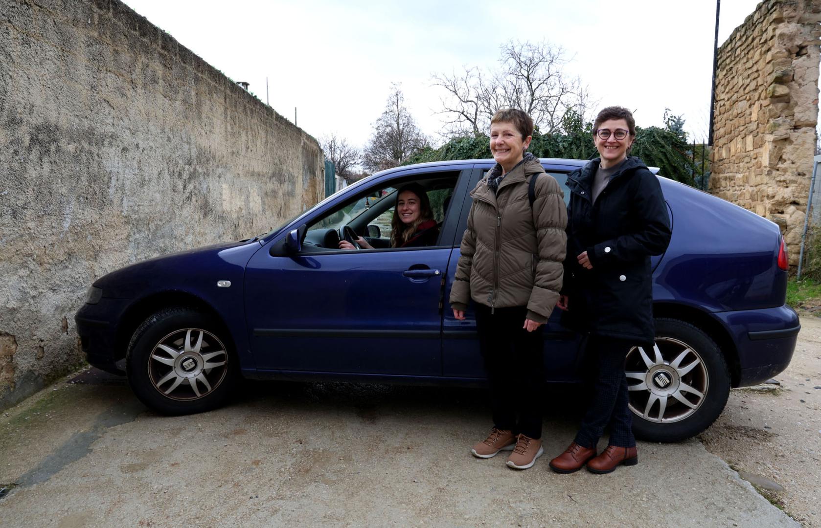 Al volante del vehículo, Ana Ancín, la ‘psicóloga rural’ junto a Charo Guillén, teniente de alcalde de Pueyo, y Ana Berrade, técnica de Igualdad del Consorcio de Desarrollo de la Zona Media