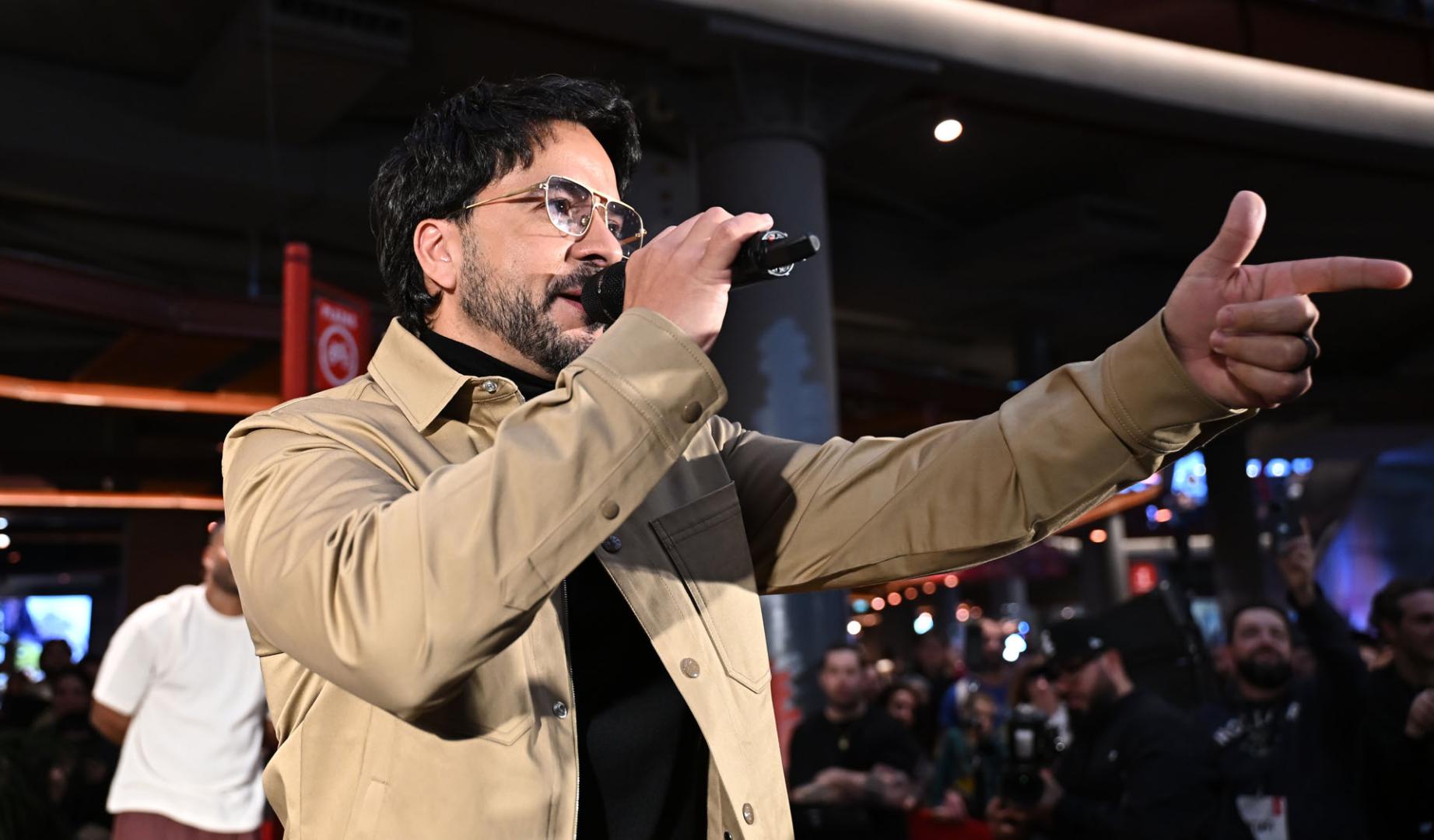 Luis Fonsi protagonizó el domingo en Madrid una aparición sorpresa con una iniciativa especial relacionada con 'Cambiaré'