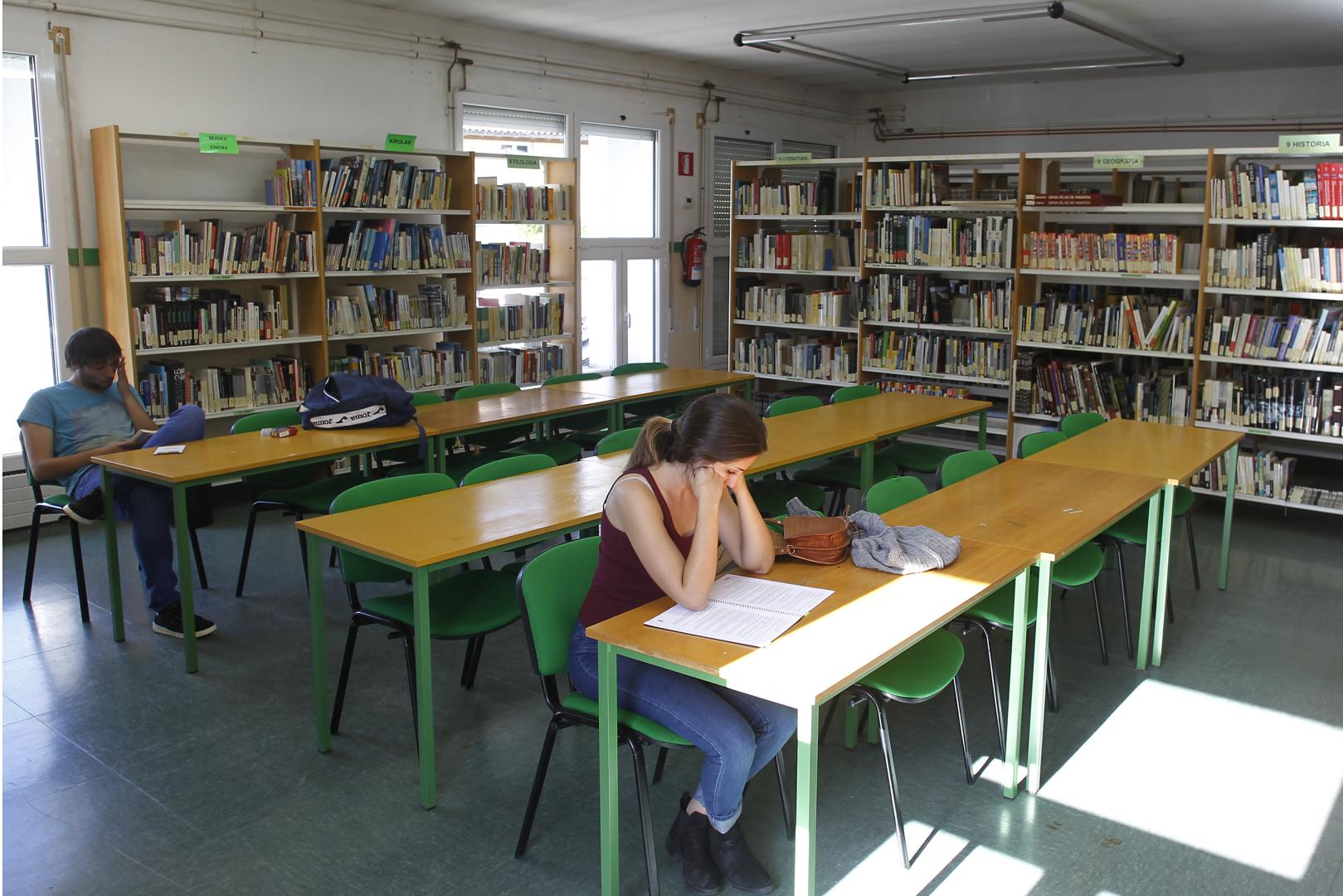 Imagen del interior de la biblioteca de Leitza.