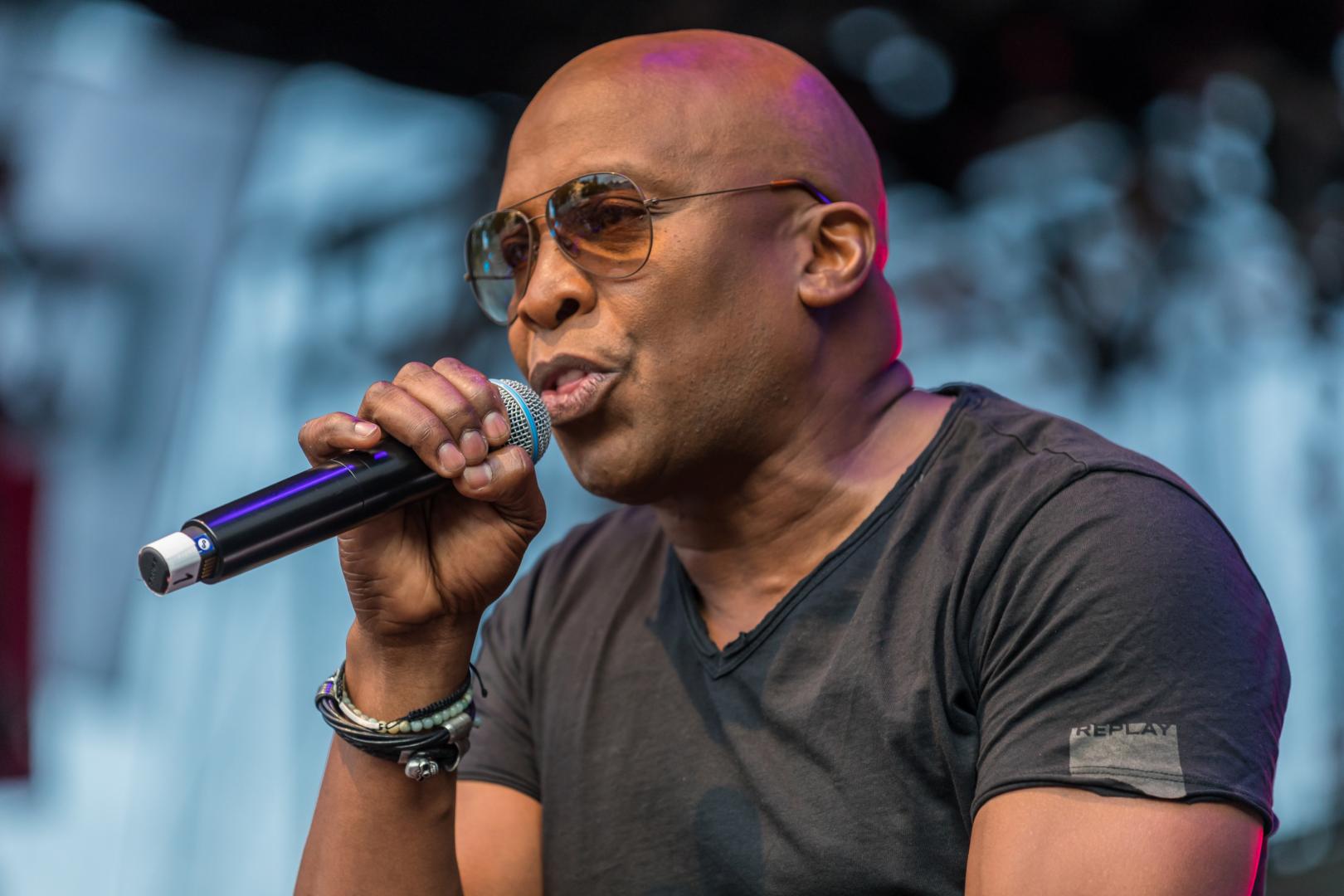 Haddaway, famoso en los 90 por la canción 'What is Love' estará en el festival Supernoventeros en el Navarra Arena