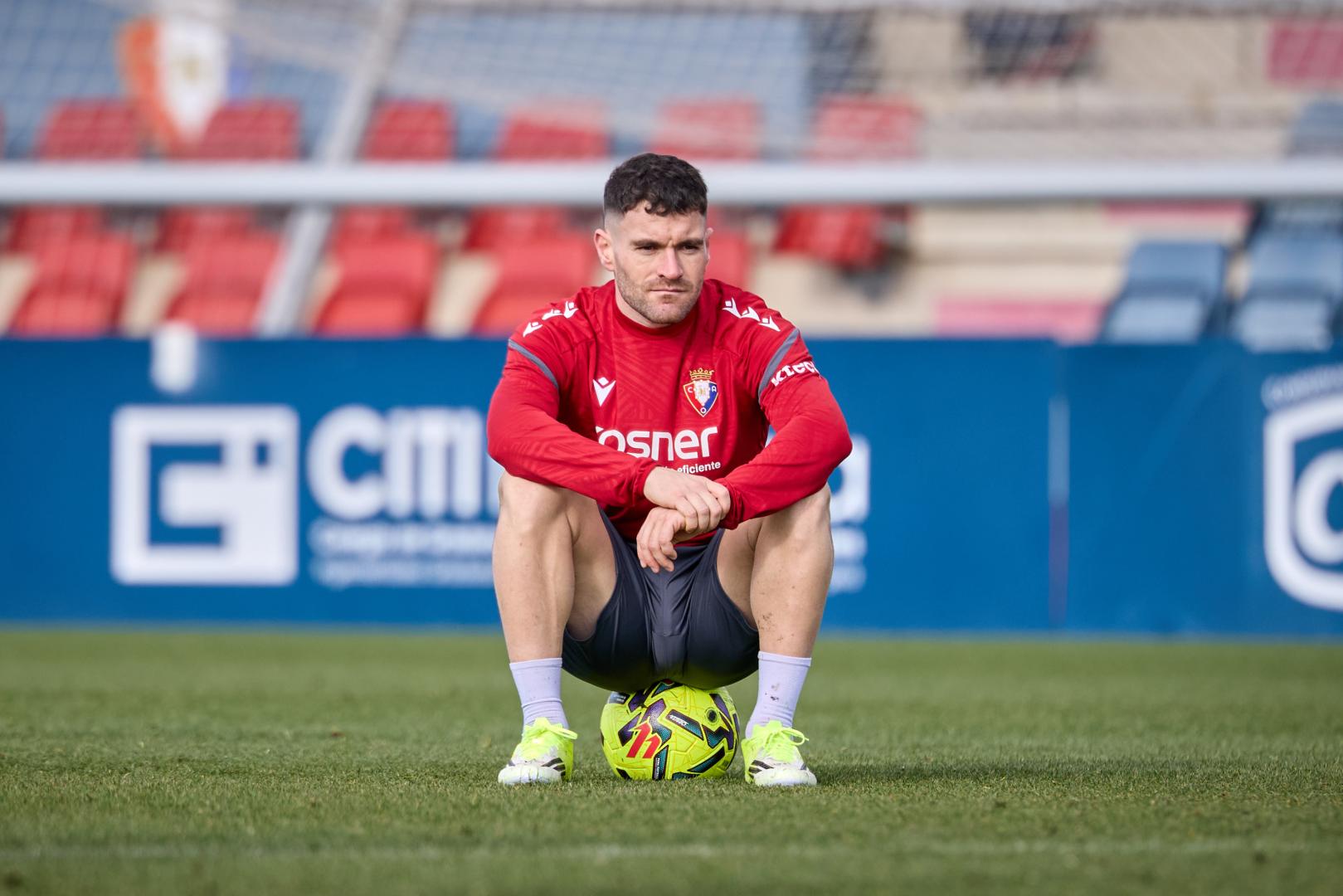 Javi Galán, sentado sobre un balón en Tajonar