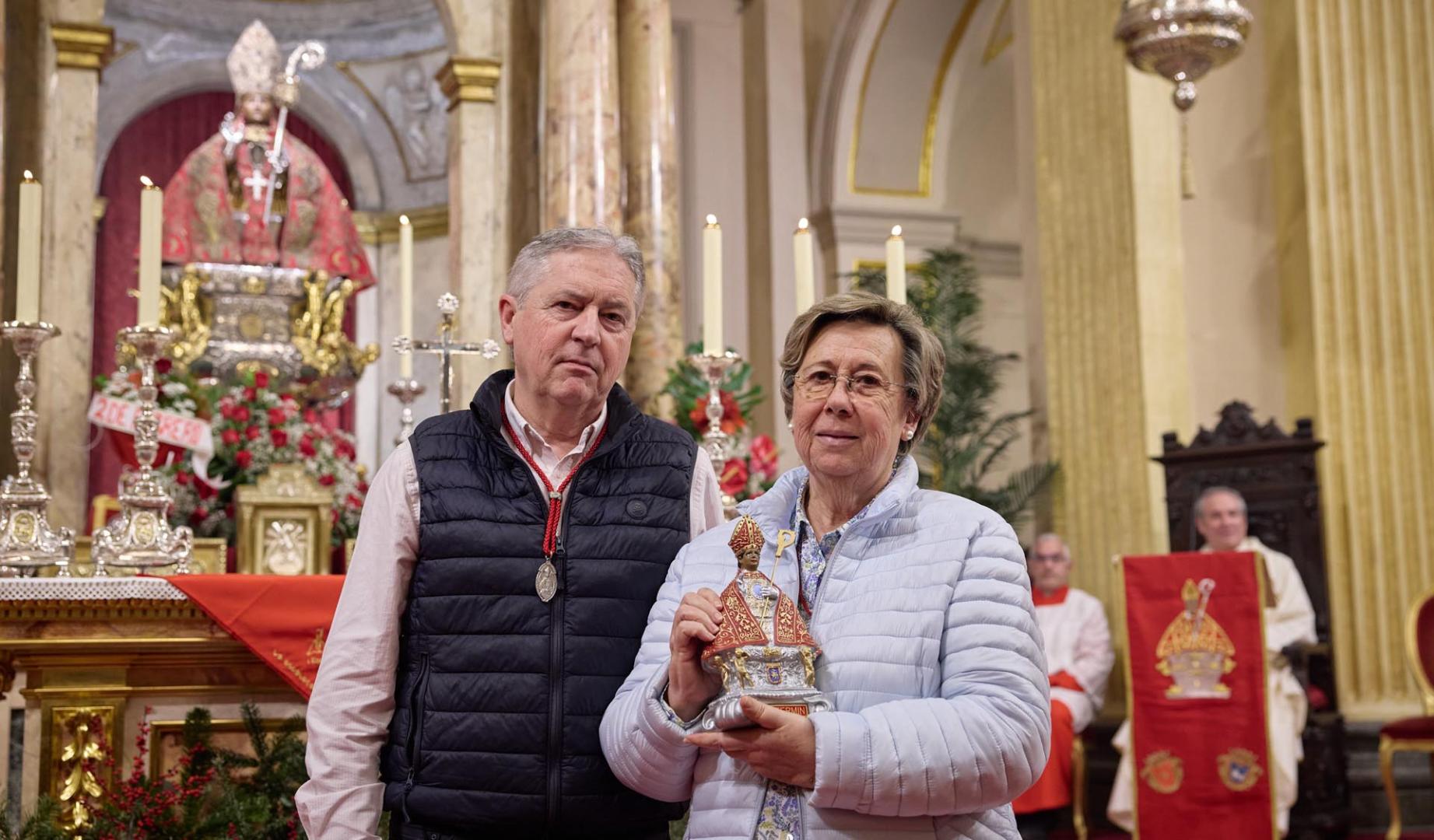 Carmen Goldáraz, que bordó el paño rojo que se ve a la derecha, recoge la figura de San Fermín