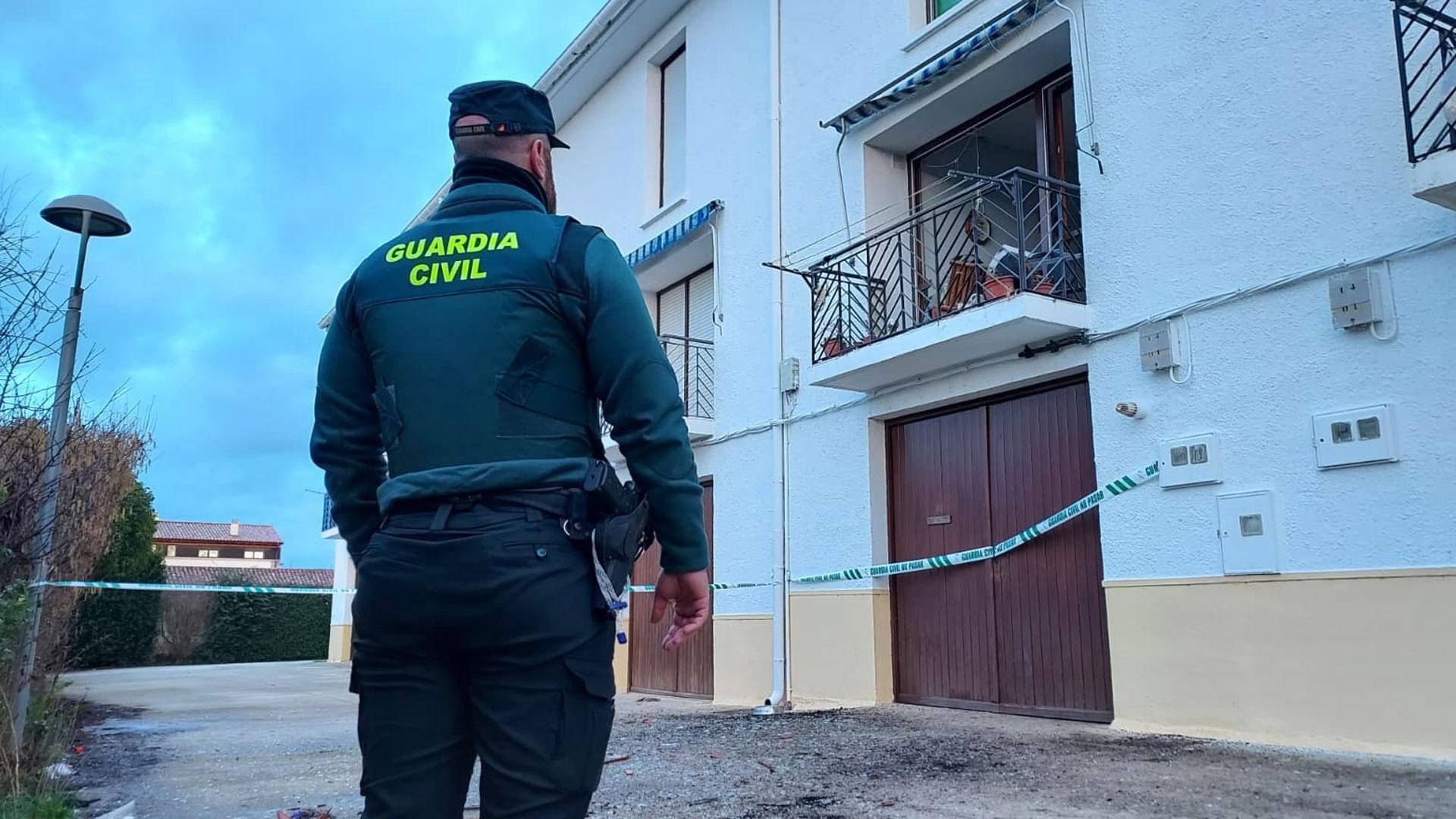 Un guardia civil, frente a la casa precintada en la que este lunes se produjo una explosión en Obanos