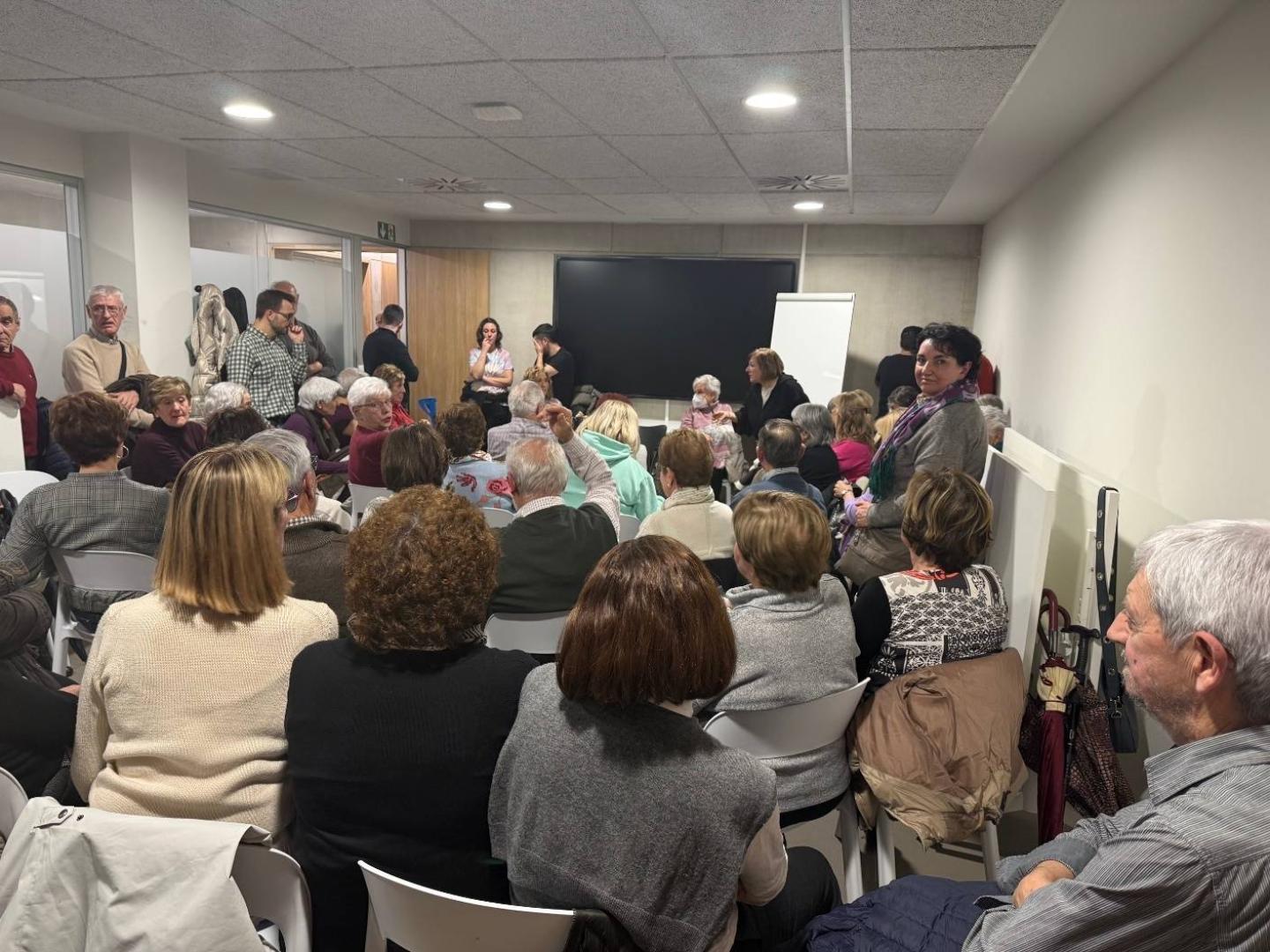 Reunión de vecinos el pasado 15 de enero. Se quedó pequeña la sala del centro cívico de Azpilagaña. CEDIDA