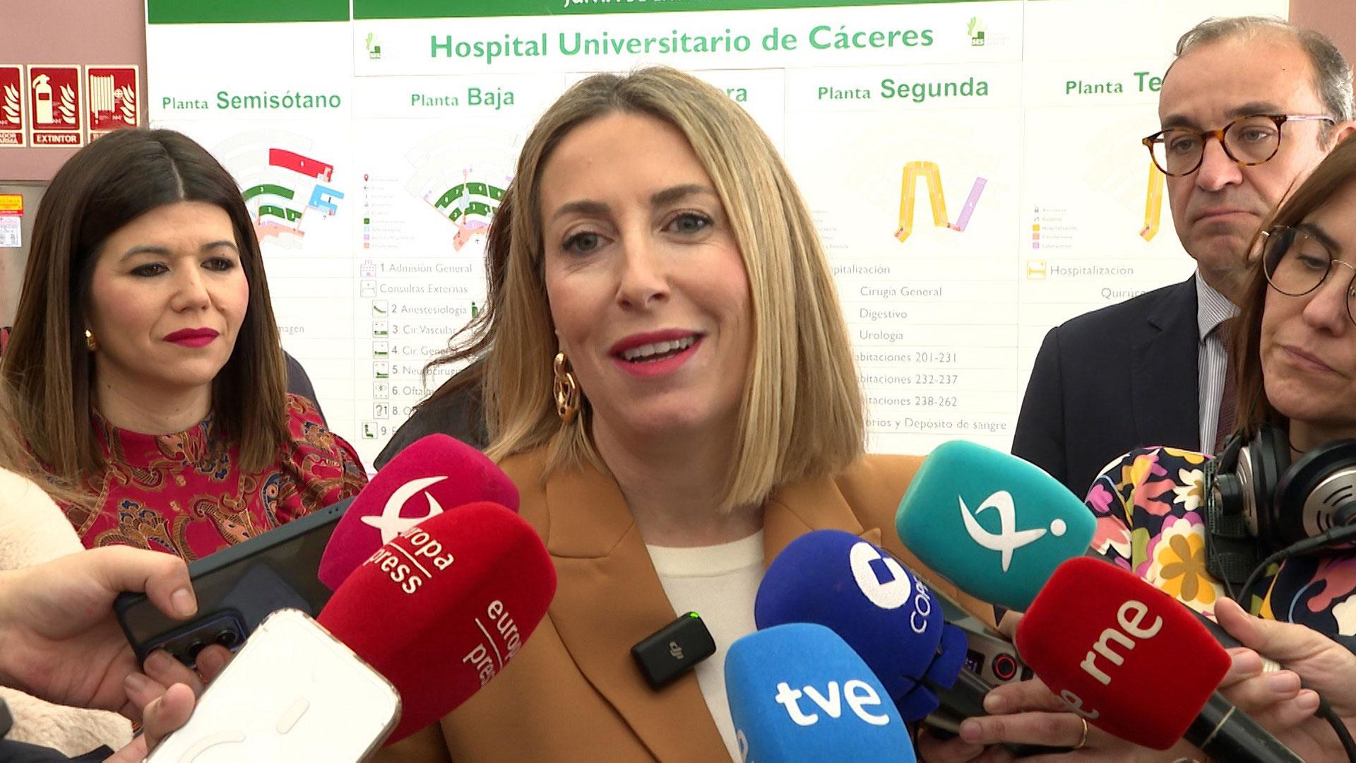 La presidenta de la Junta de Extremadura en funciones, María Guardiola, atiende a los medios de comunicación