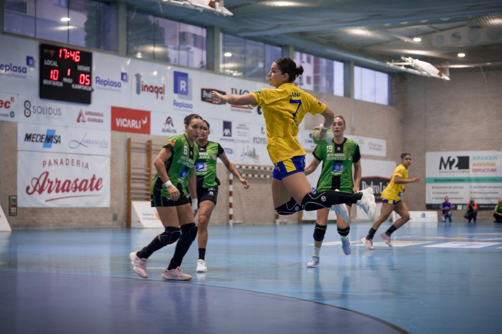 Martina Lang, 'volando' desde el lateral izquierdo del Rocasa Gran Canaria en el duelo de la primera vuelta en Villava ante la mirada de su compatriota Ayelén y de Almudena