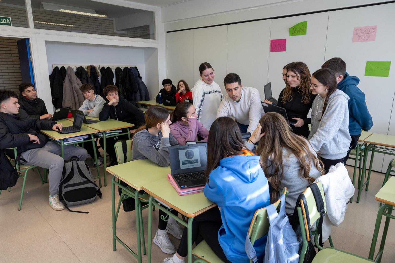 Rafael Navarro, profesor de Digitalización en el instituto de Cortes, con sus alumnos de 4º de la ESO participantes en la CiberLiga