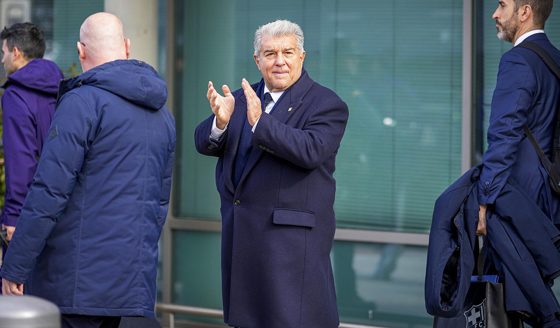 El presidente del FC Barcelona, Joan Laporta, aplaude a sus jugadores a la llegada del equipo a Albacete este martes antes de su encuentro de cuartos de final de la Copa del Rey