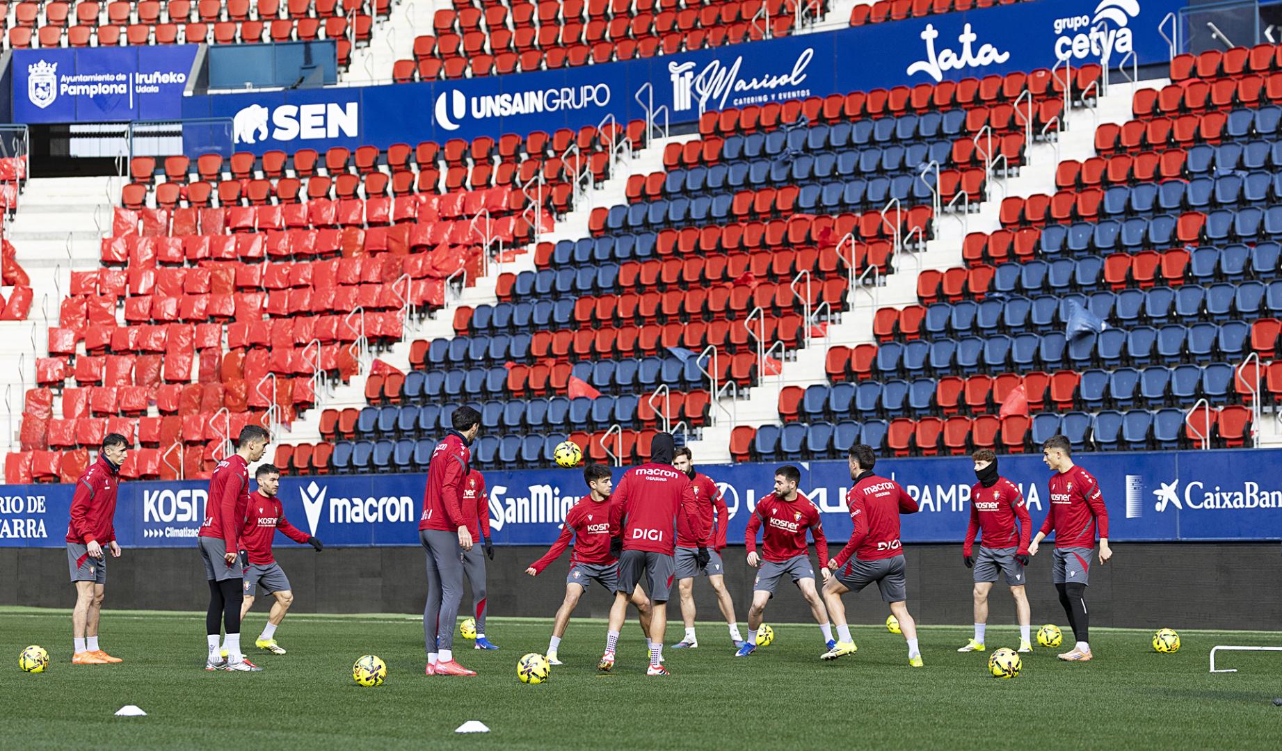 Los jugadores se ejercitan en el verde de El Sadar este martes