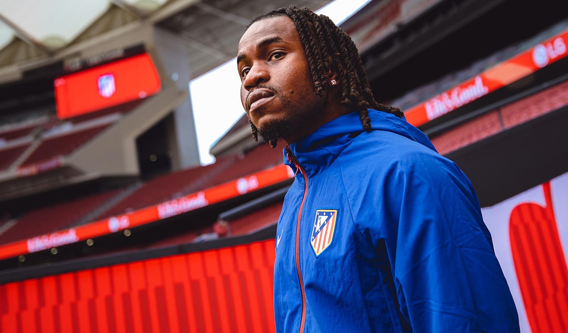 El nigeriano Ademola Lookman saltando al cásped del Metropolitano