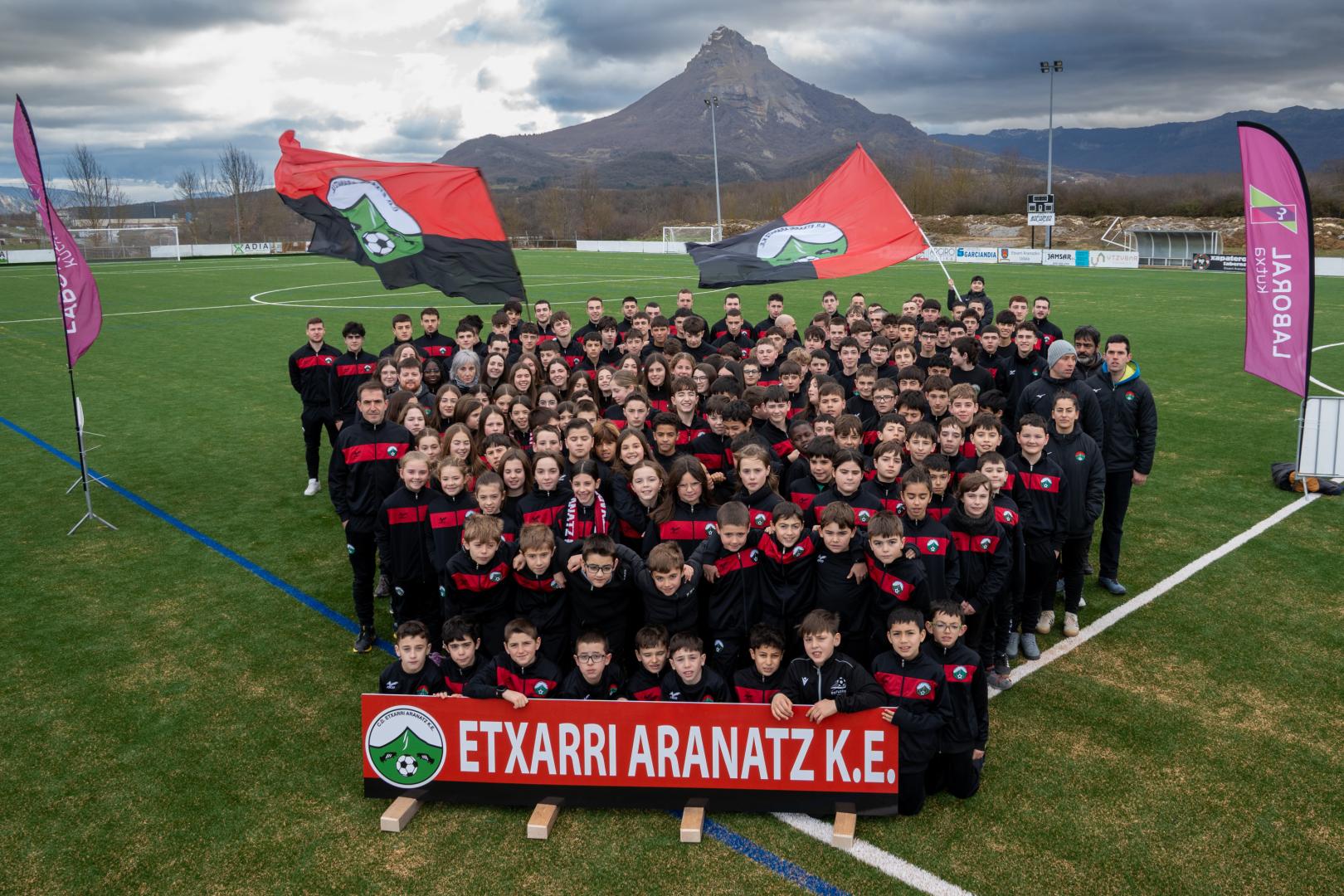Los integrantes de los conjuntos de distintas categorías posaron juntos sobre el nuevo terreno de juego, con la imagen de San Donato de fondo.