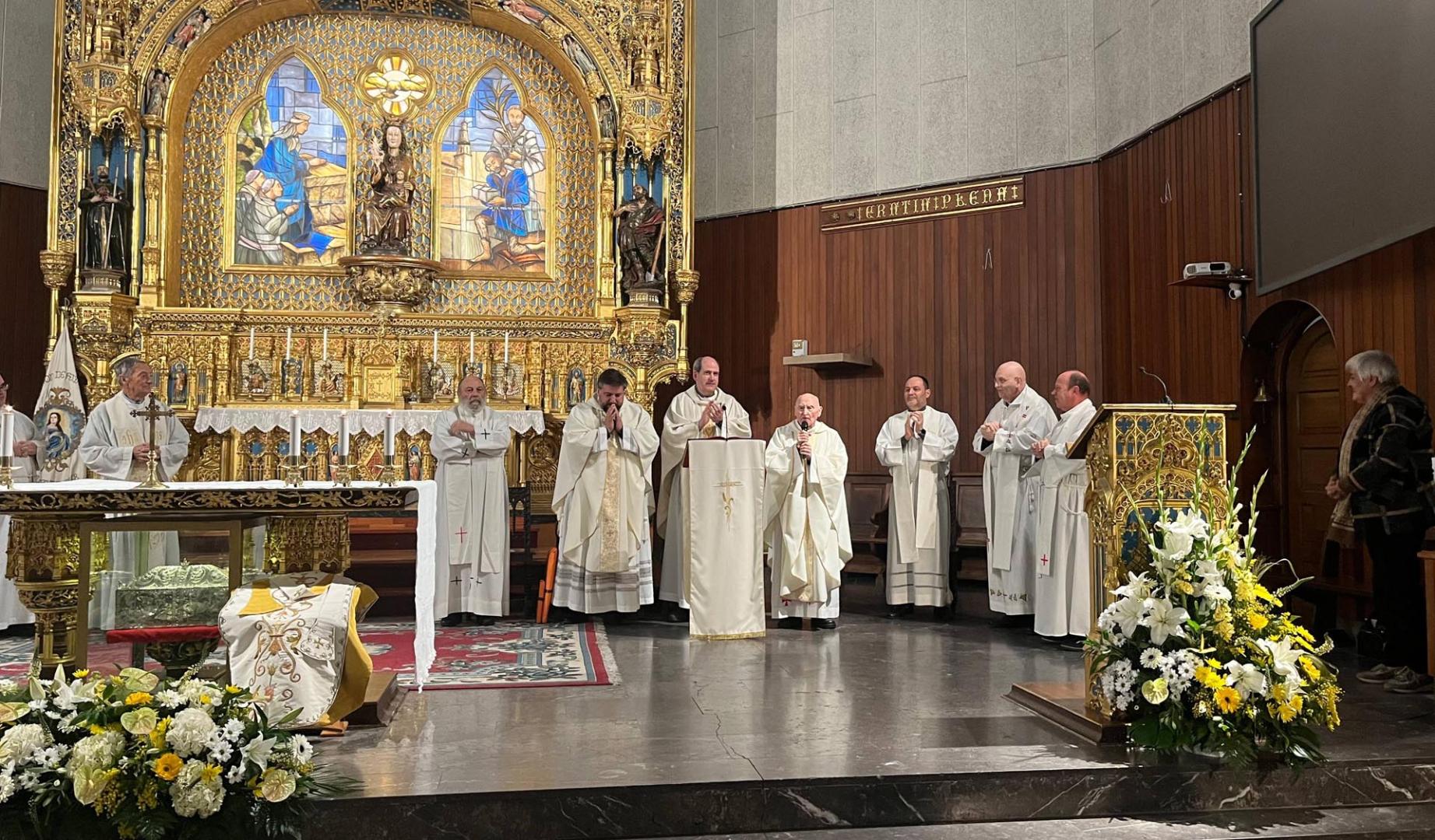 El párroco Luis Miranda, con el micrófono, en la misa de despedida