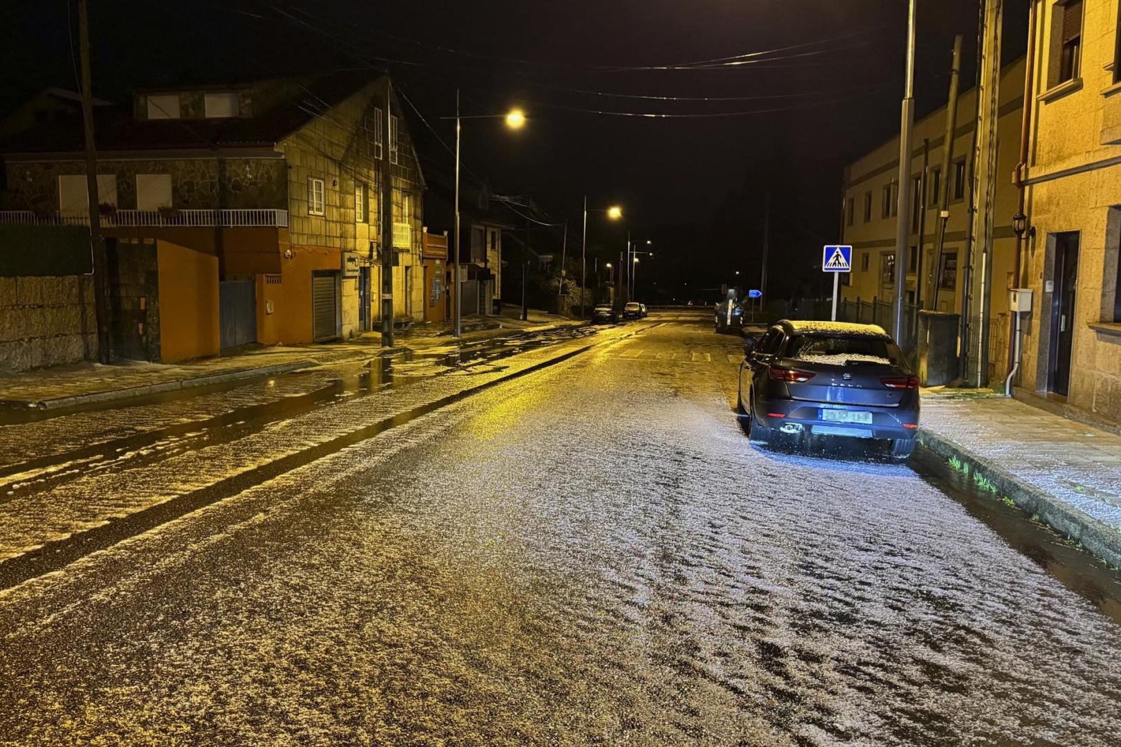 Vista de la fuerte granizada con tormenta eléctrica de la madrugada del martes en Vigo