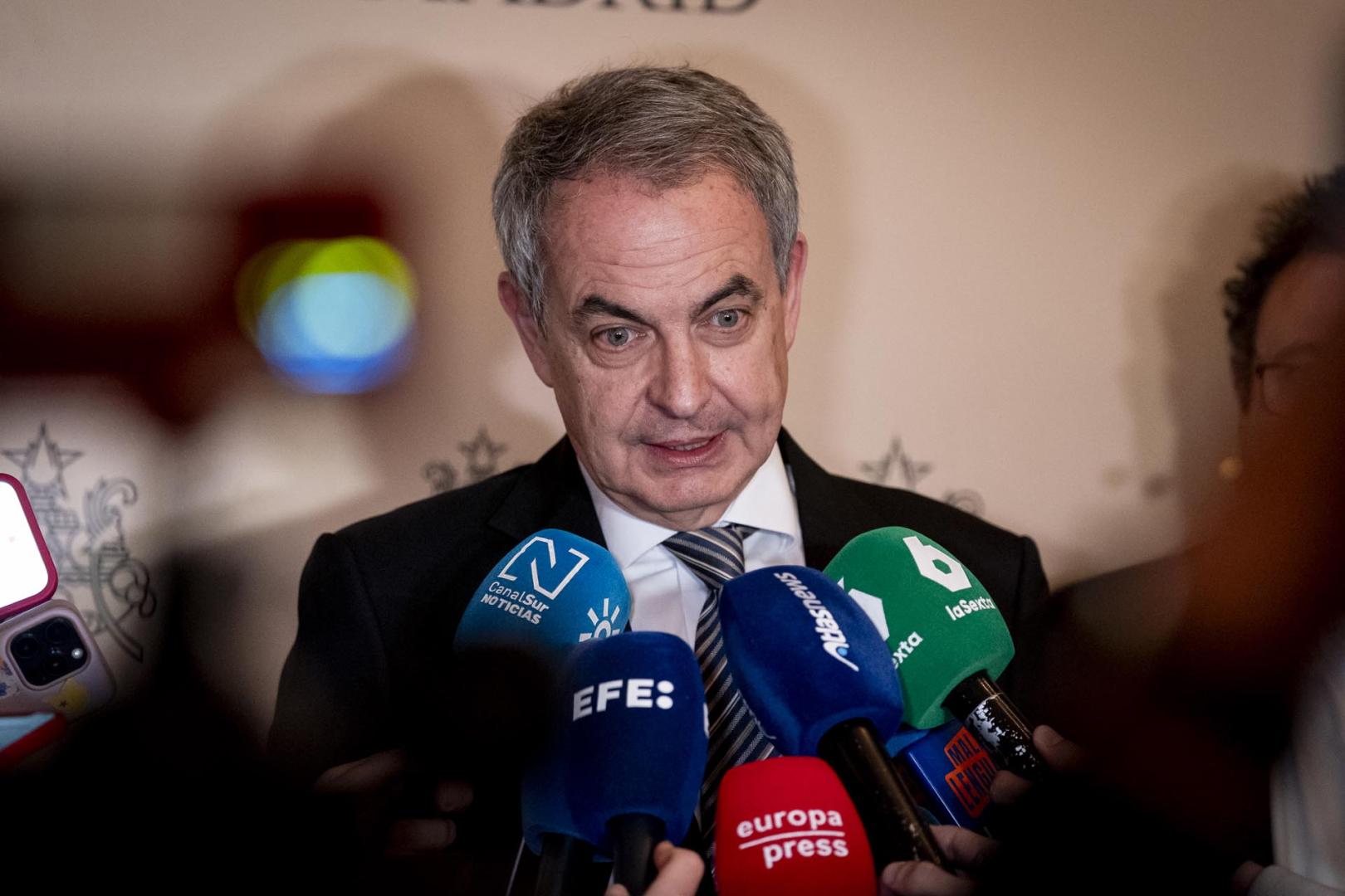 El expresidente del Gobierno José Luis Rodríguez Zapatero atiende a los medios de comunicación antes de la presentación del libro 'Las huellas de la Transición. 50 años de cambio y conflicto en democracia', en el Ateneo de Madrid