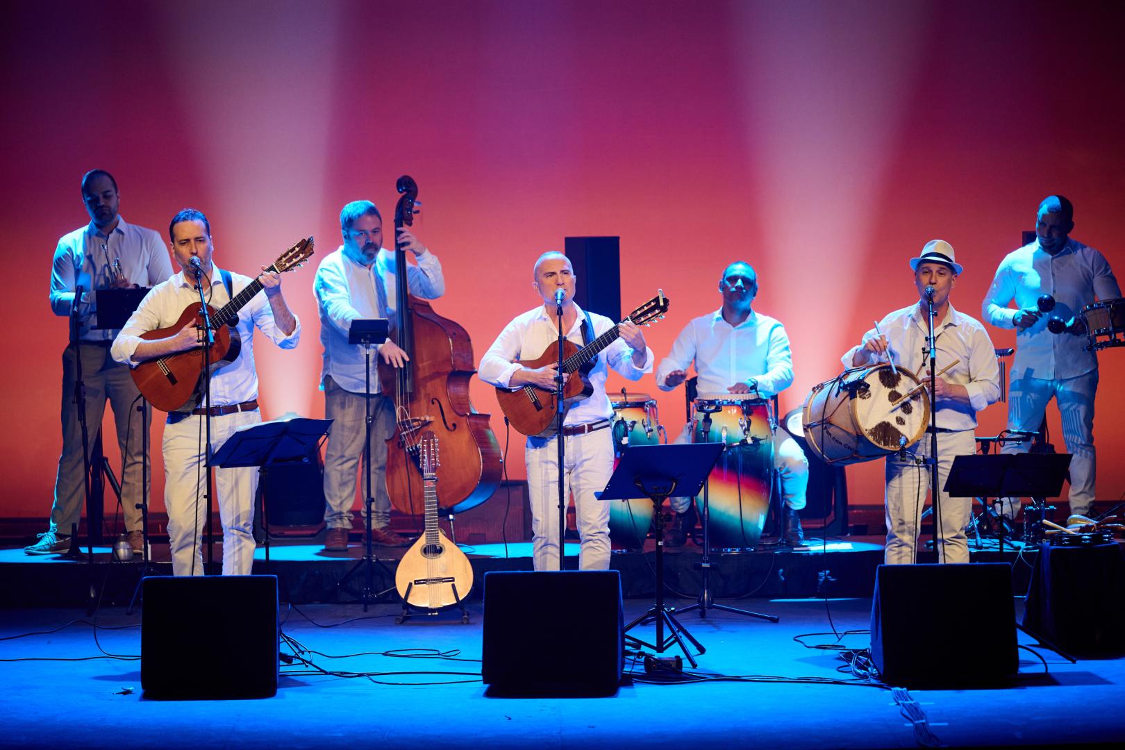Los integrantes de Pan con chile, durante el último ‘Navarra es la Música’, el 15 de febrero de 2025 en el Teatro Gayarre. En el centro, su director musical, Eduardo Solano