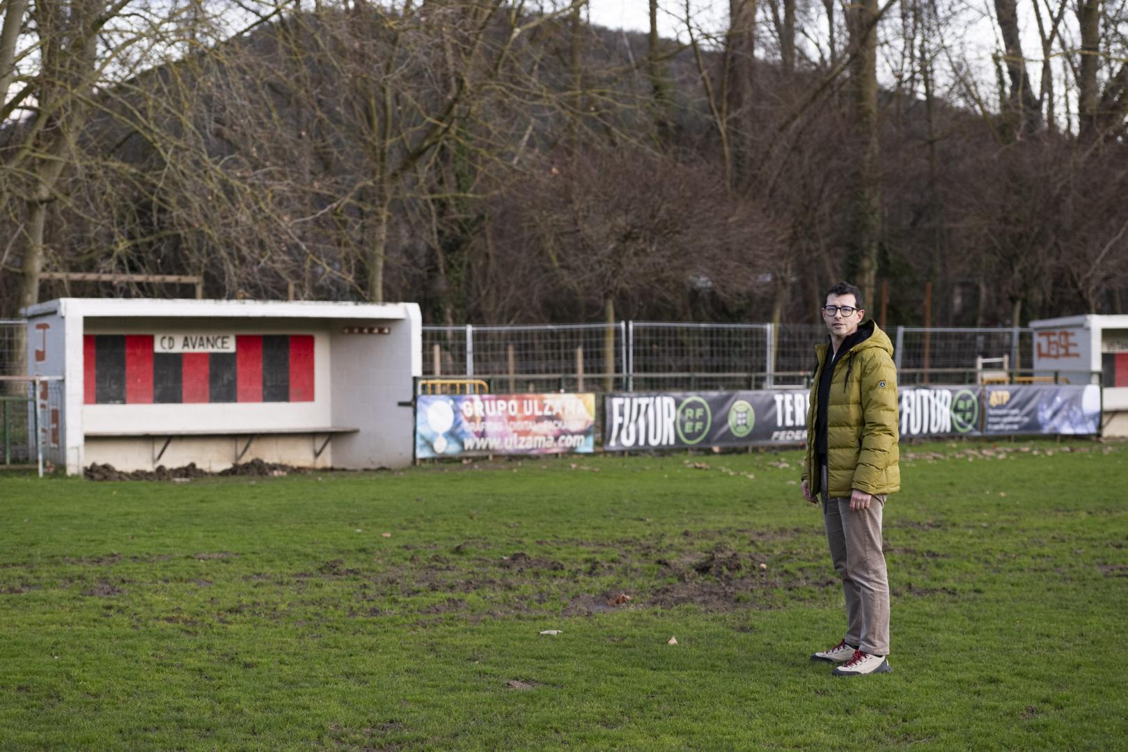 El presidente del Avance Fernando Huarte muestra una de las zonas más perjudicadas del terreno de juego en el Igeldea de Arre