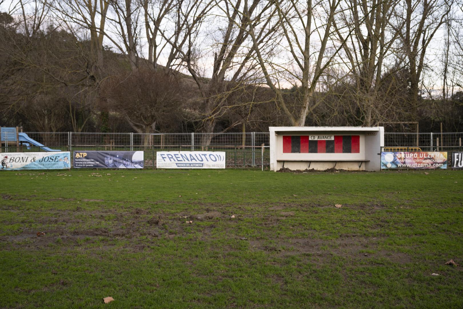 Estado del terreno del juego del campo de fútbol Igeldea de Arre, donde entrena y juega el Avance de Tercera