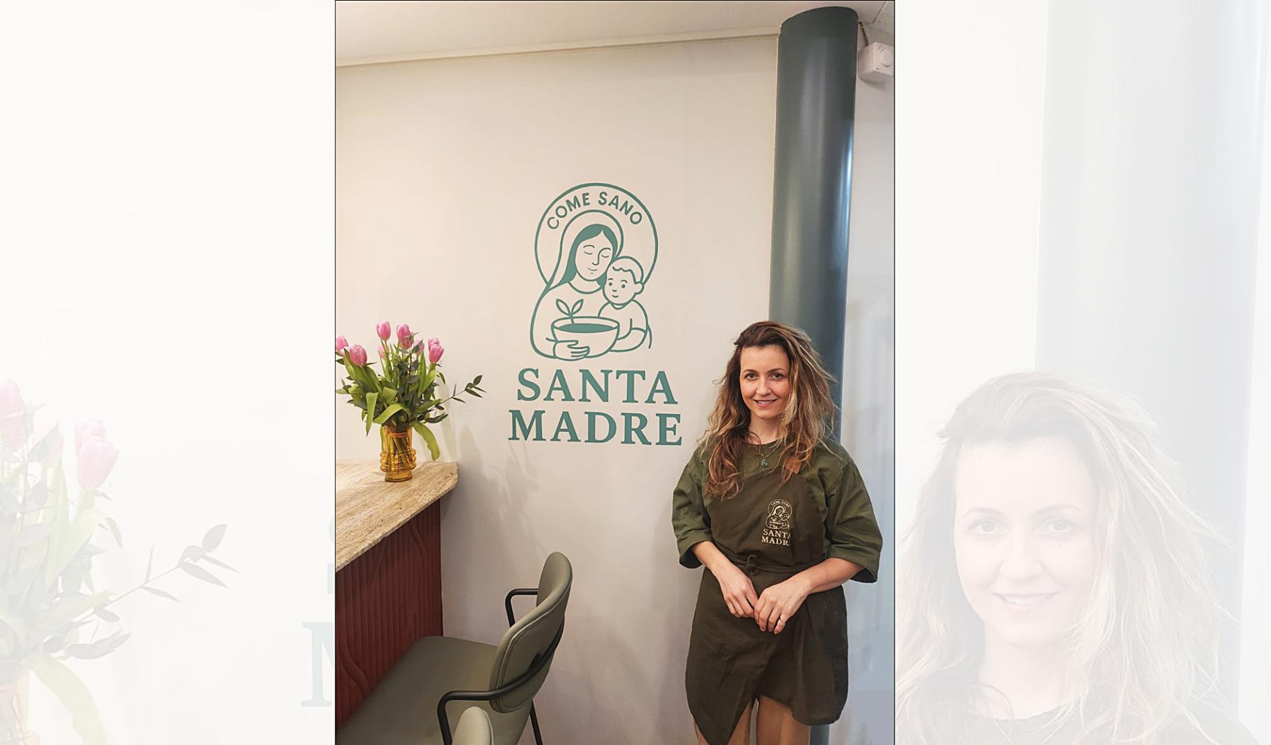 Mayra Alboccino, junto a logotipo de su establecimiento gastronómico saludable de la galería comercial Avenida.