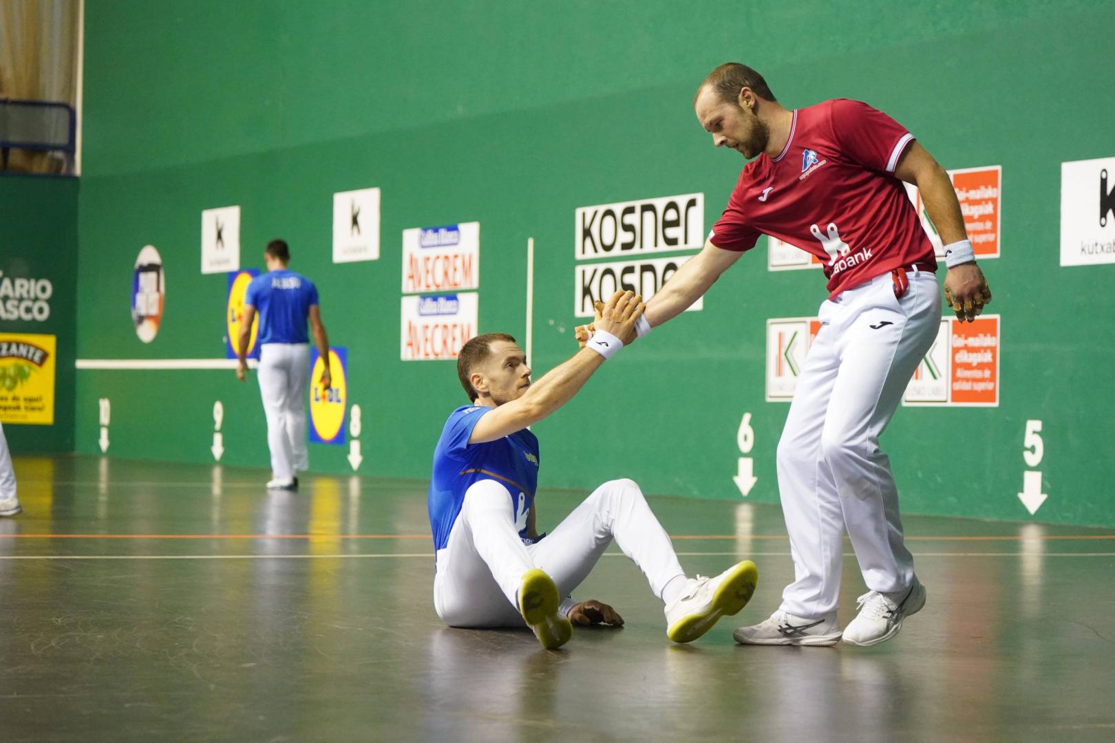 Aitor Elordi ayuda a Unai Laso en el último partido.