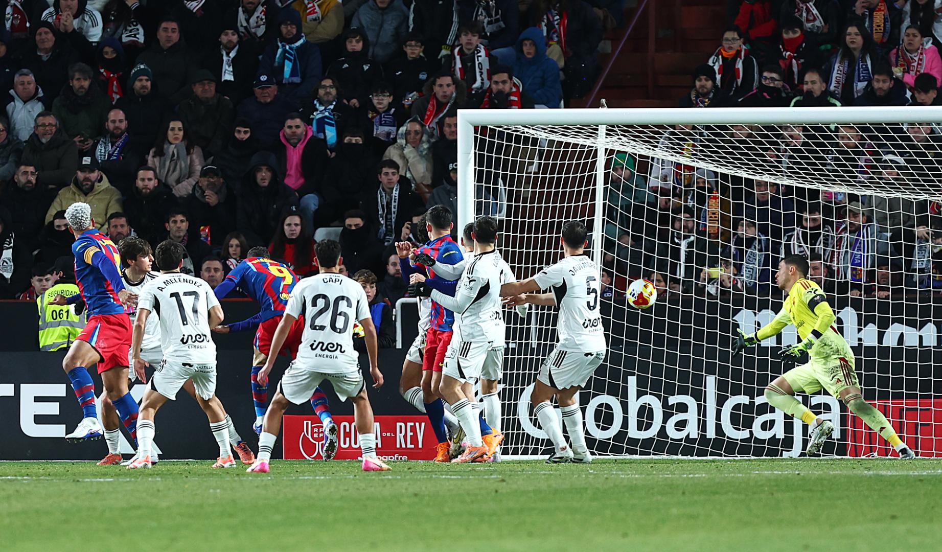 El guardameta del Albacete, Lizoain (dcha.), intenta detener el remate del defensa uruguayo del Barcelona Ronald Araújo (izda) en la jugada que ha significado el segundo gol del equipo blaugrana