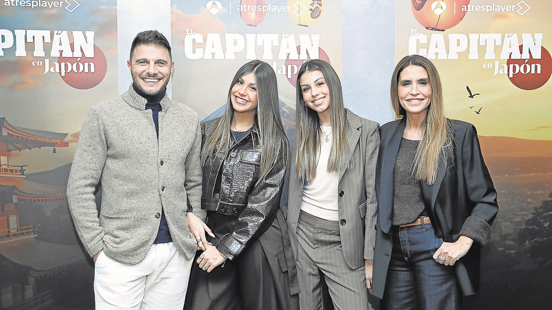 Joaquín posa con sus dos hijas y su mujer, Susana Saborido