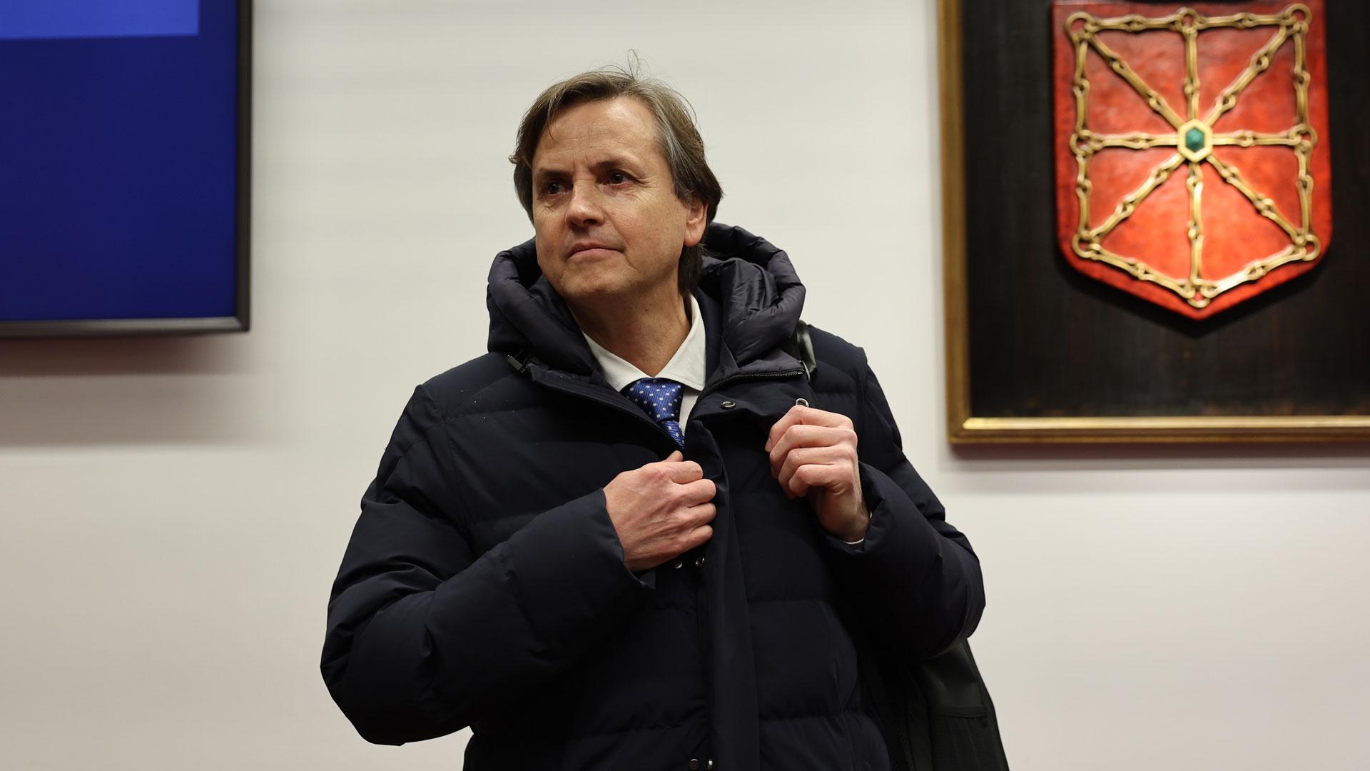 El exdirector general de Obras Públicas Pedro López Vera llegando a la comisión de investigación del Parlamento de Navarra