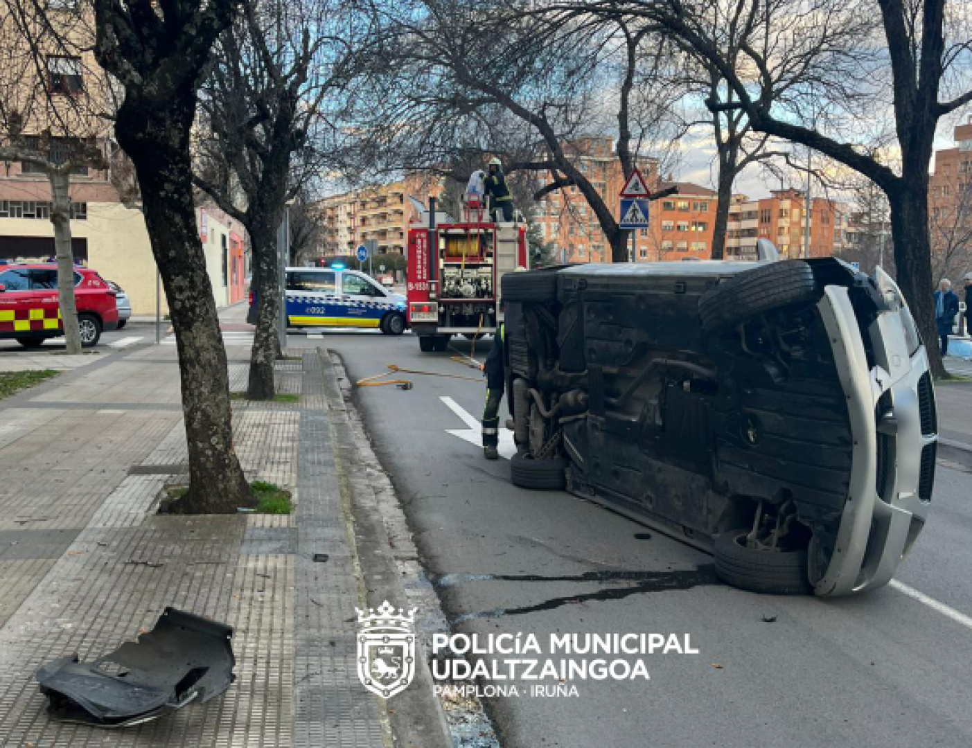 El coche accidentado en la calle Alfonso el Batallador